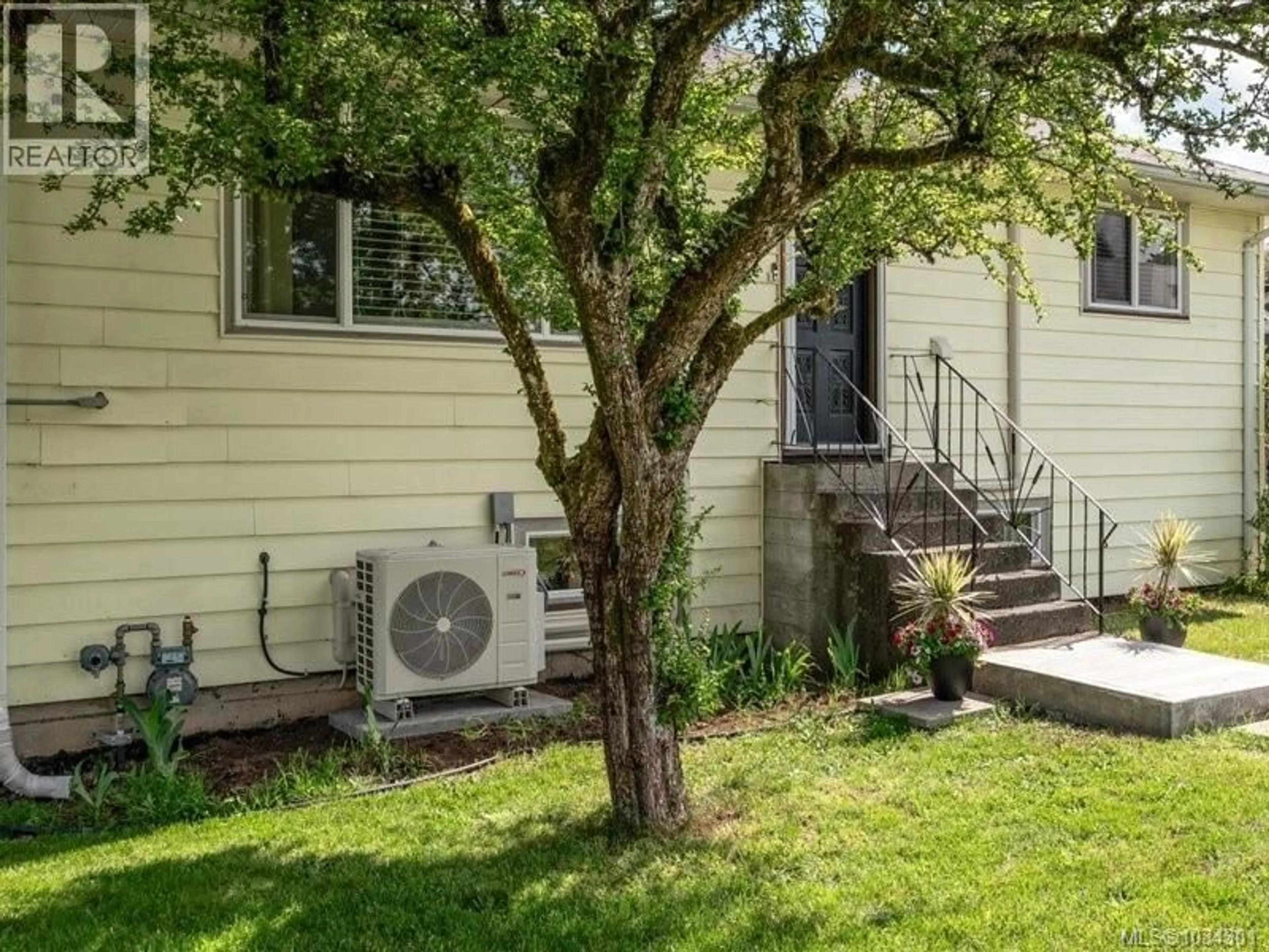 Home with vinyl exterior material, street for 11 FRENCH STREET, Ladysmith British Columbia V9G1A1
