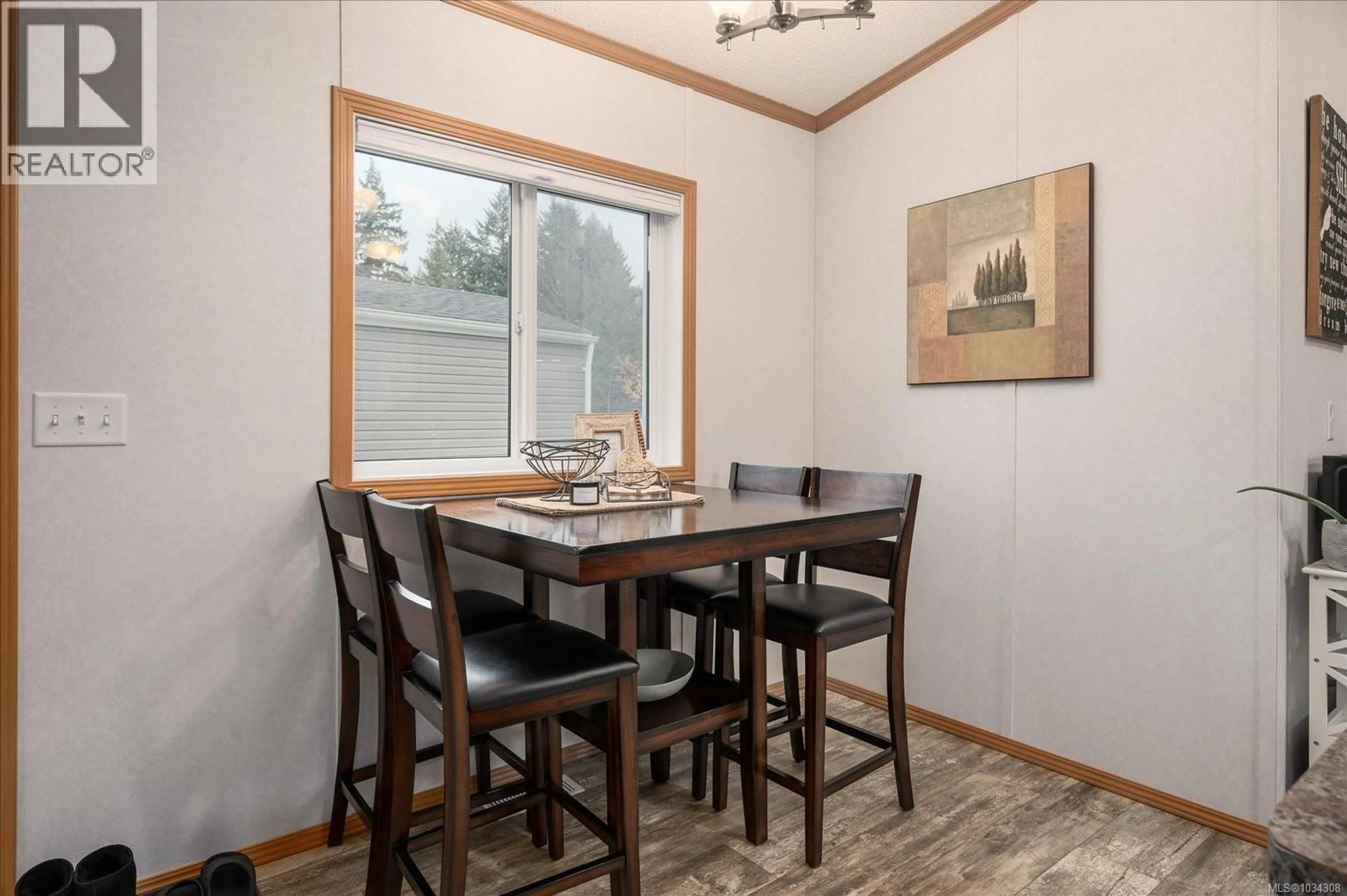 Dining room, wood/laminate floor for 11 - 6820 PARKLANDS PLACE, Lantzville British Columbia V0R2H0