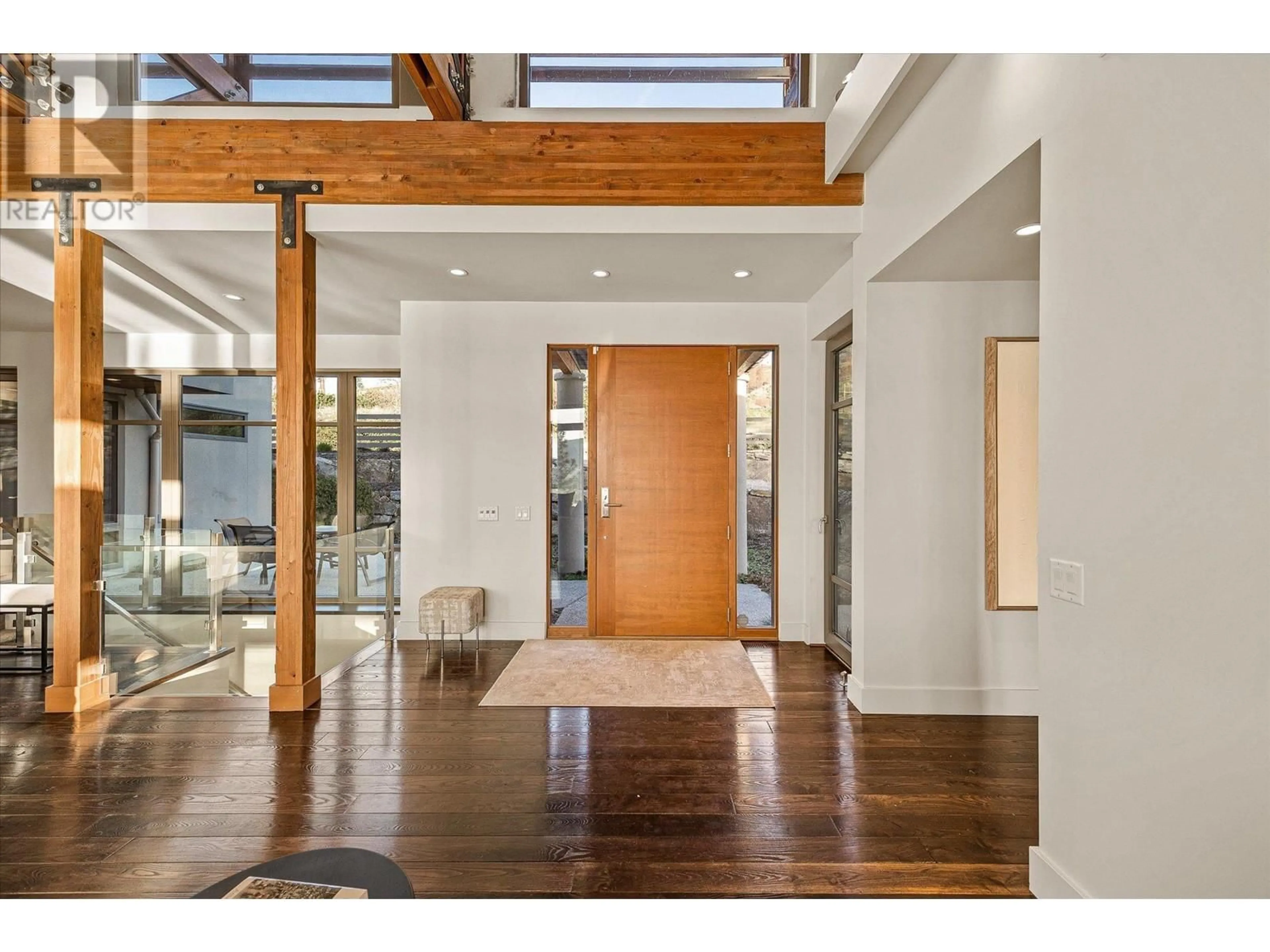 Indoor entryway for 5560 LAKESHORE ROAD, Kelowna British Columbia V1W4J4