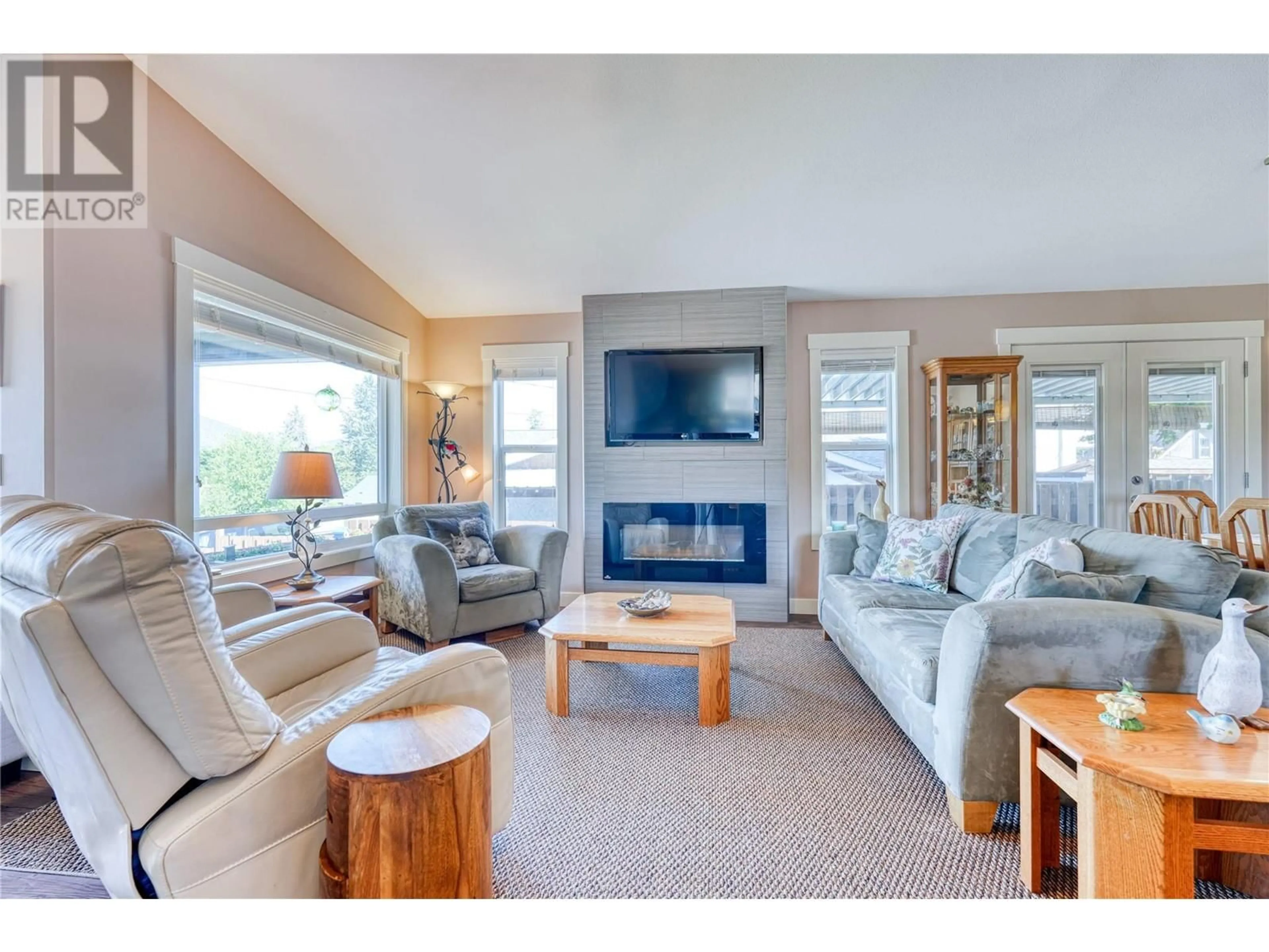Living room with furniture, unknown for 760 BIRD STREET, Penticton British Columbia V2A6Z5