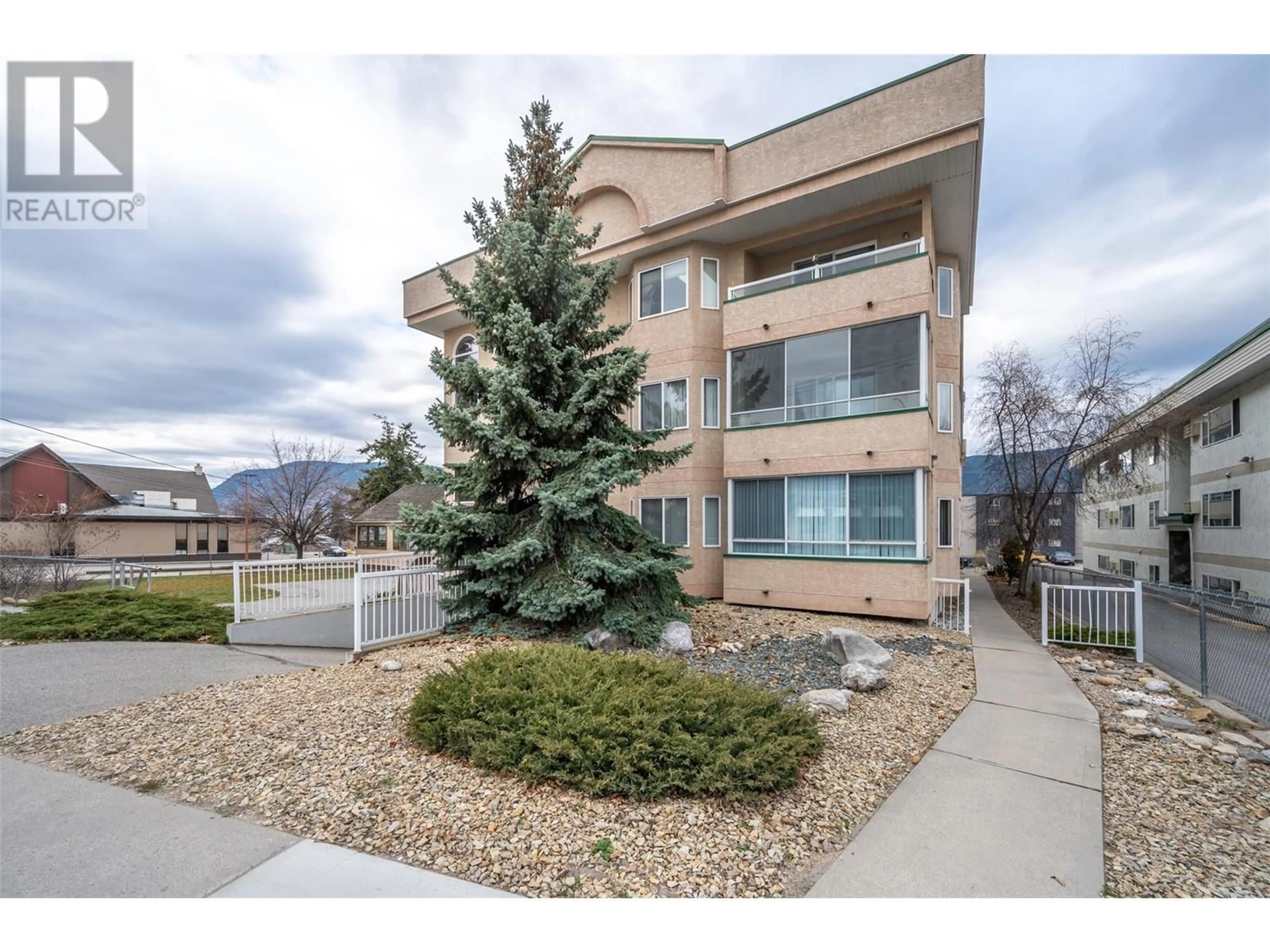 Patio, mountain view for 101 - 865 MAIN STREET, Penticton British Columbia V2A5E3