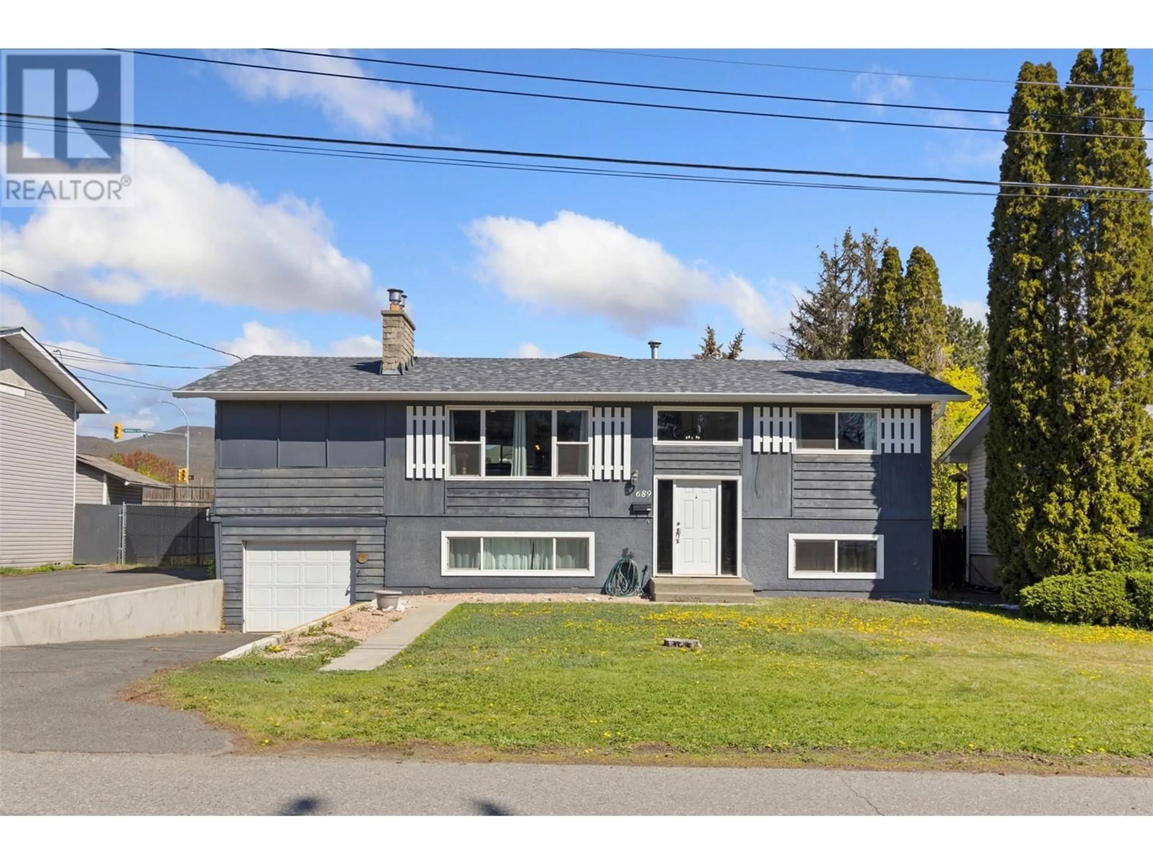 Home with vinyl exterior material, street for 689 VALDES DRIVE, Kamloops British Columbia V2B5J1