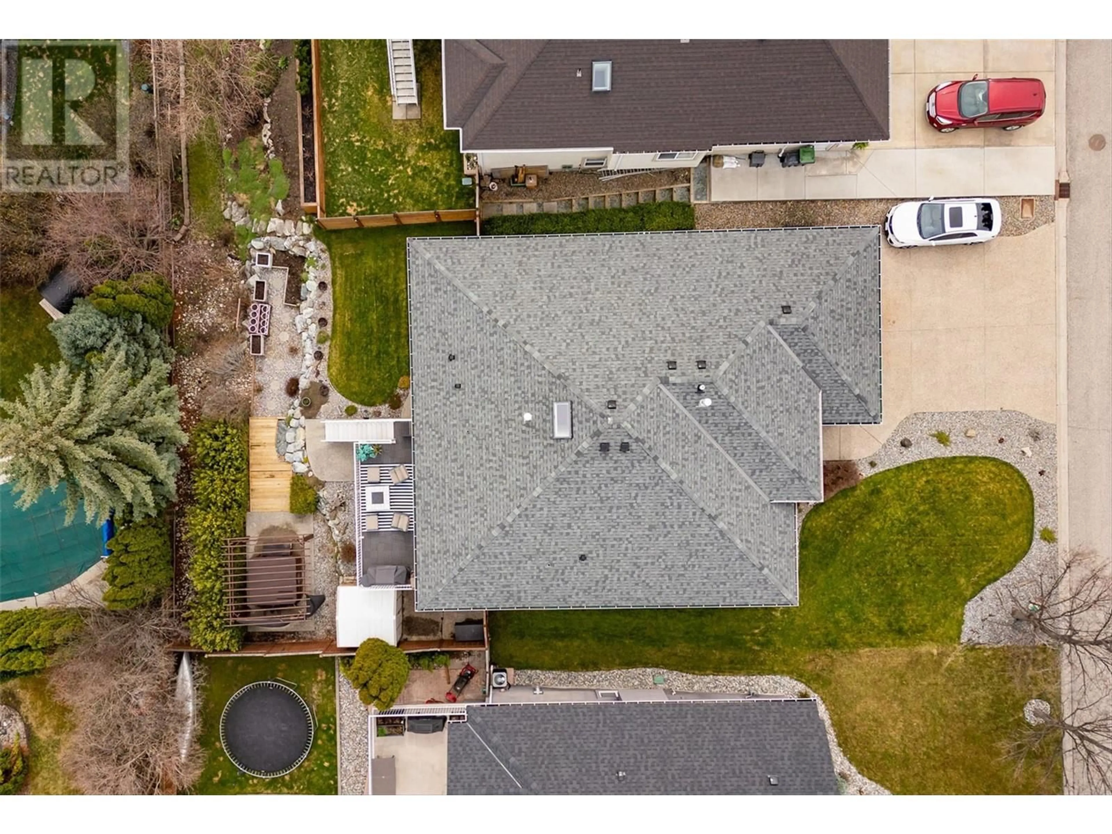 A pic from outside/outdoor area/front of a property/back of a property/a pic from drone, street for 355 WOODPARK CRESCENT, Kelowna British Columbia V1V2L4