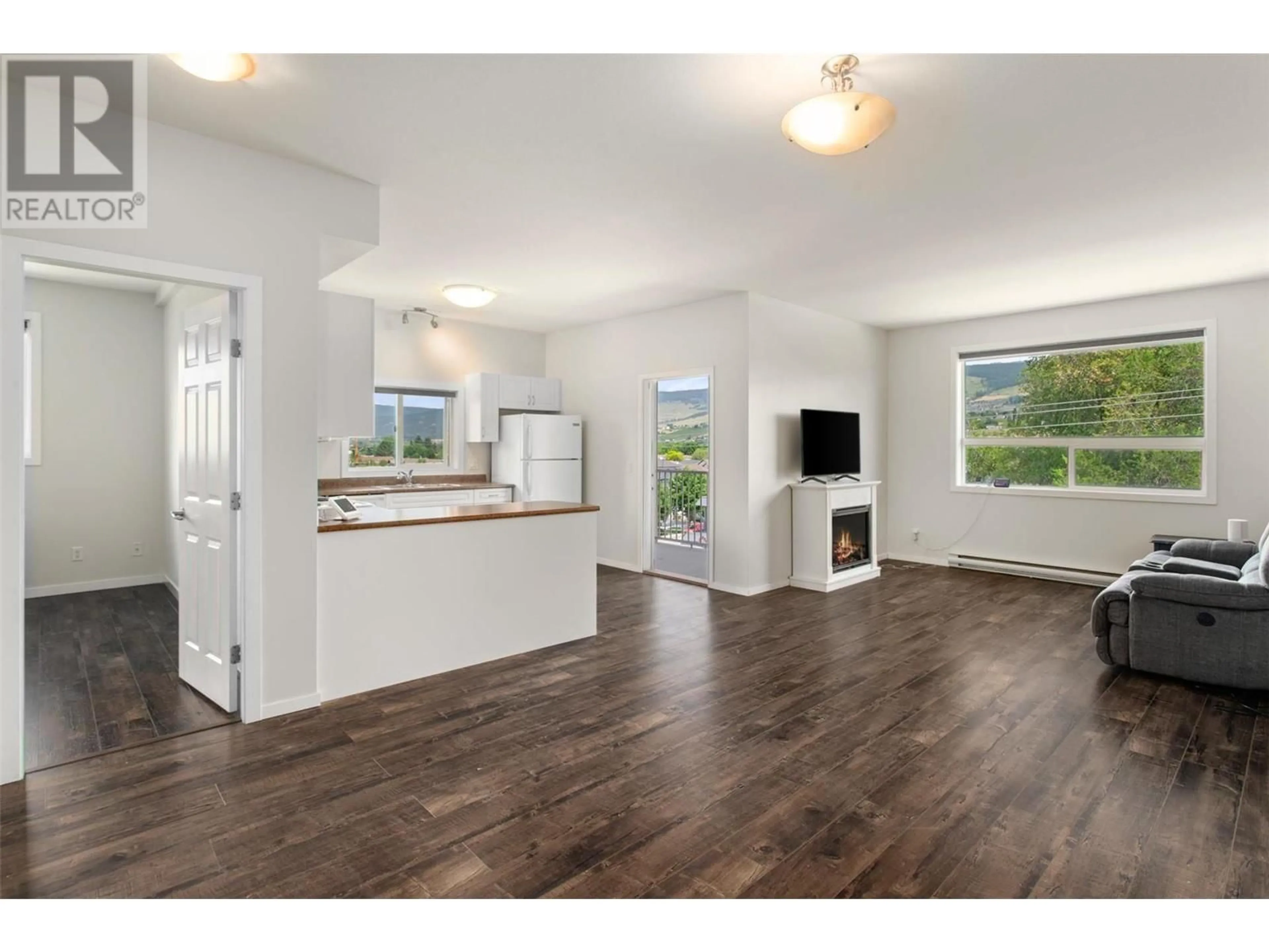 Open concept kitchen, wood/laminate floor for 413 - 778 RUTLAND ROAD NORTH, Kelowna British Columbia V1X8B3