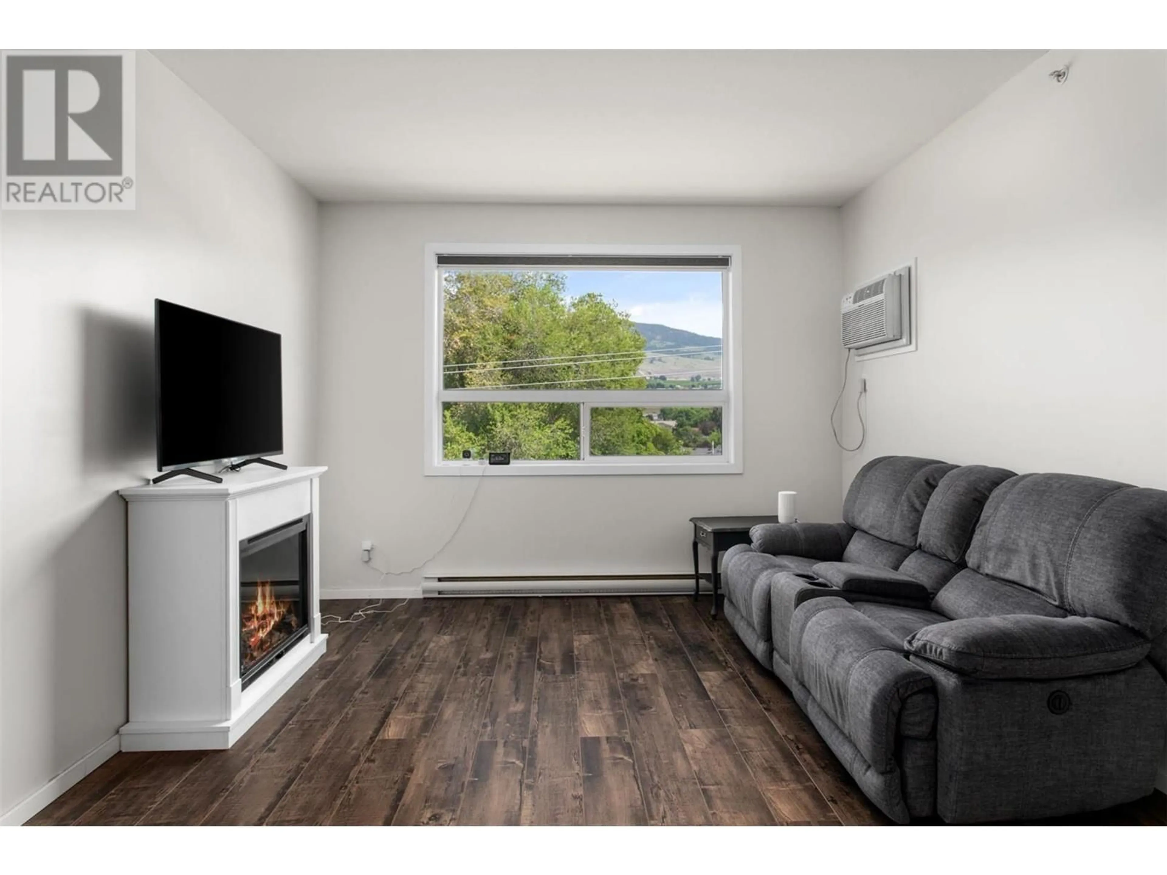 Living room with furniture, wood/laminate floor for 413 - 778 RUTLAND ROAD NORTH, Kelowna British Columbia V1X8B3