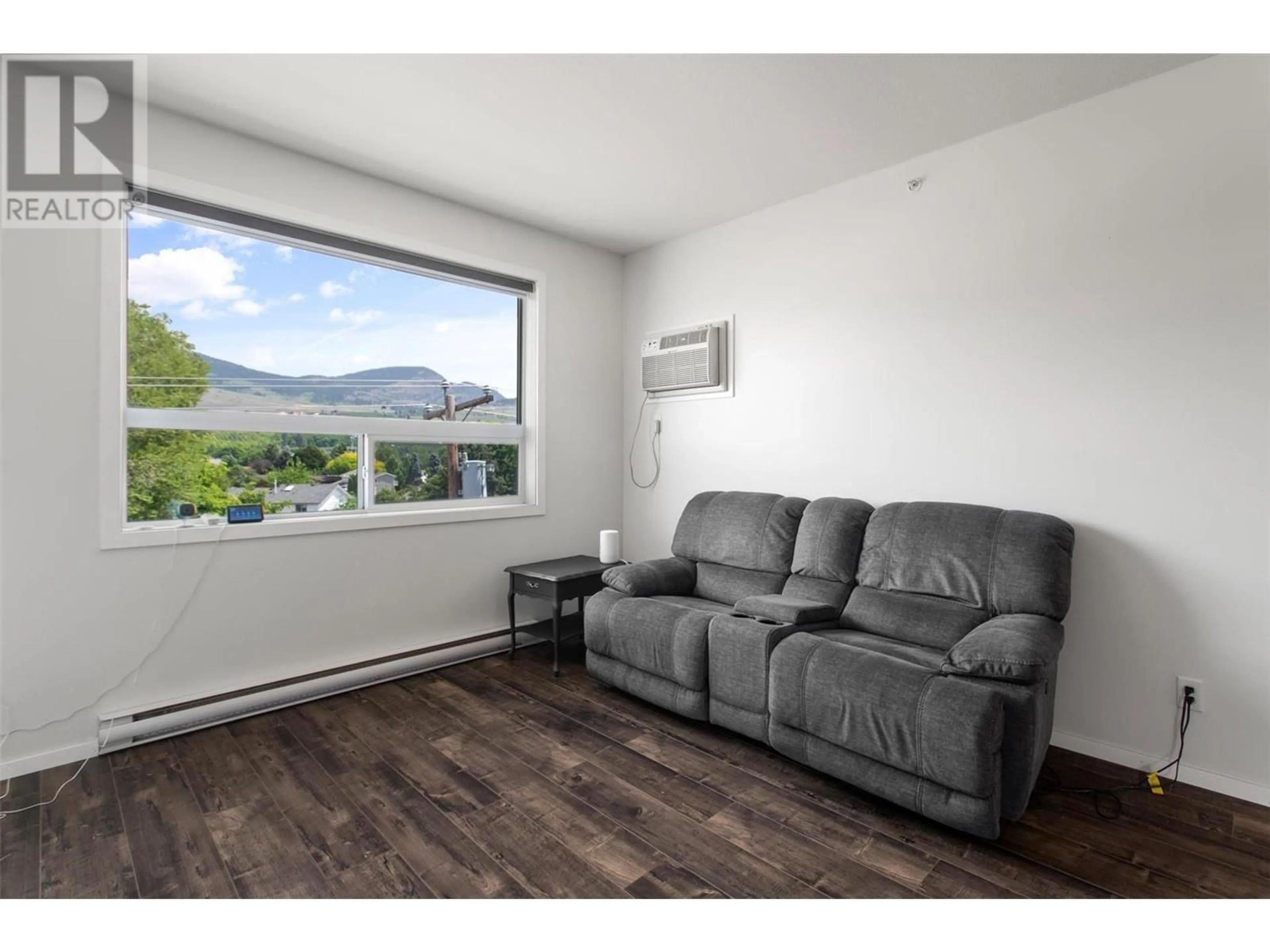 Living room with furniture, wood/laminate floor for 413 - 778 RUTLAND ROAD NORTH, Kelowna British Columbia V1X8B3