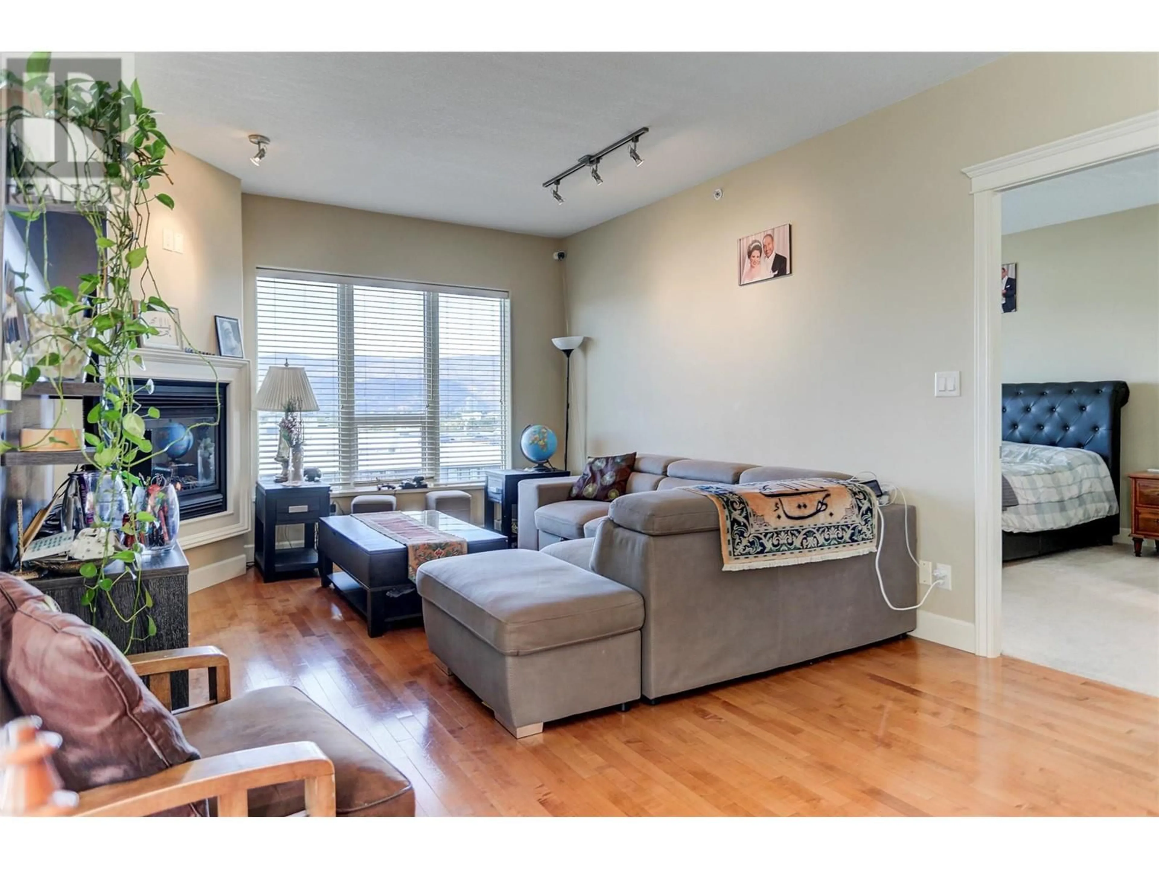Living room with furniture, wood/laminate floor for 805 - 1947 UNDERHILL STREET, Kelowna British Columbia V1X7X5