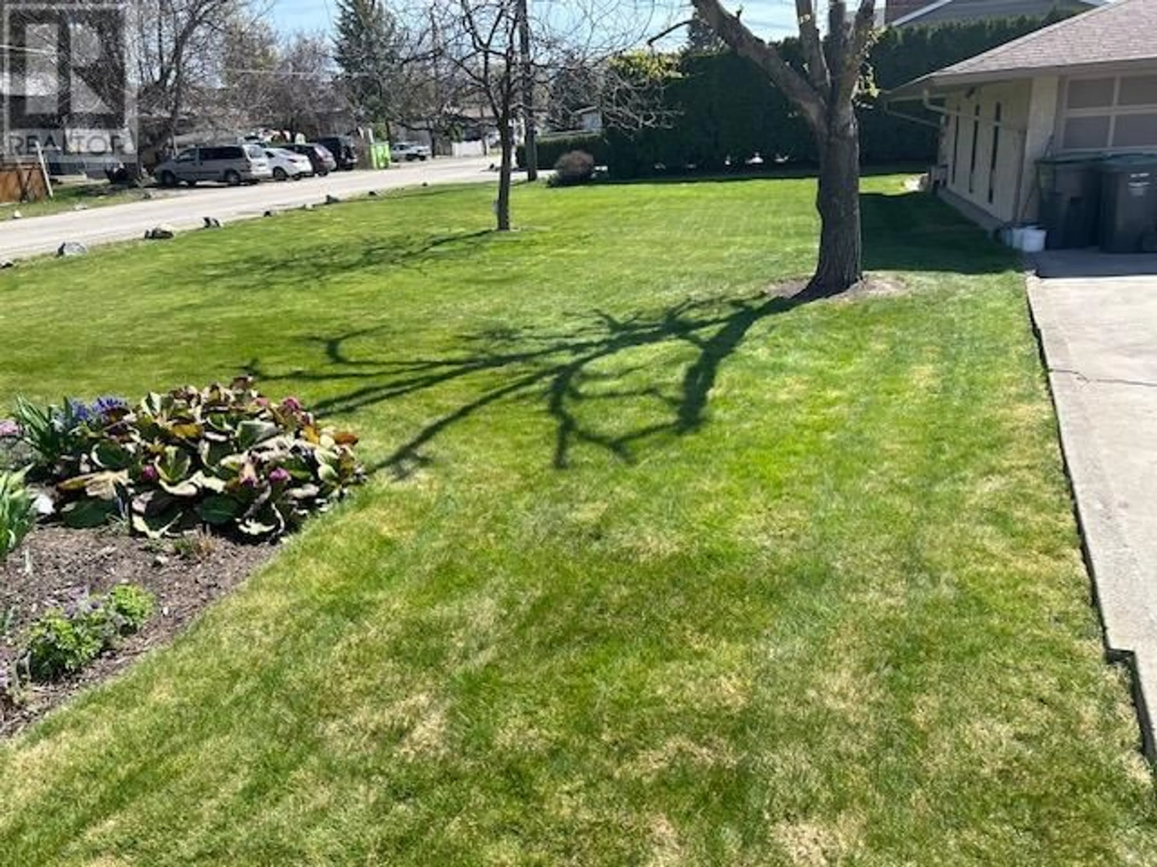 A pic from outside/outdoor area/front of a property/back of a property/a pic from drone, street for 365 FELIX ROAD, Kelowna British Columbia V1X2R3