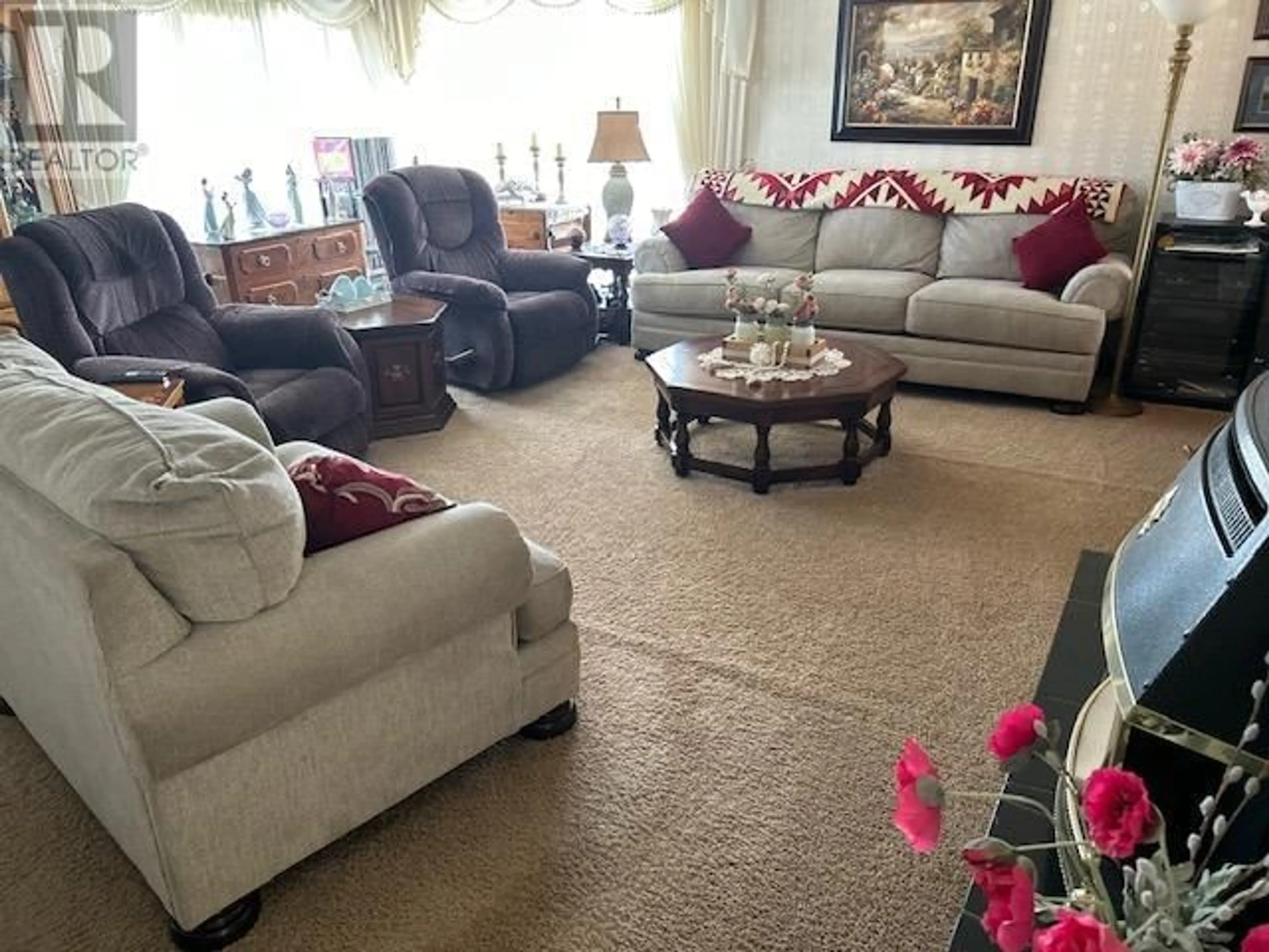 Living room with furniture, carpet floor for 365 FELIX ROAD, Kelowna British Columbia V1X2R3