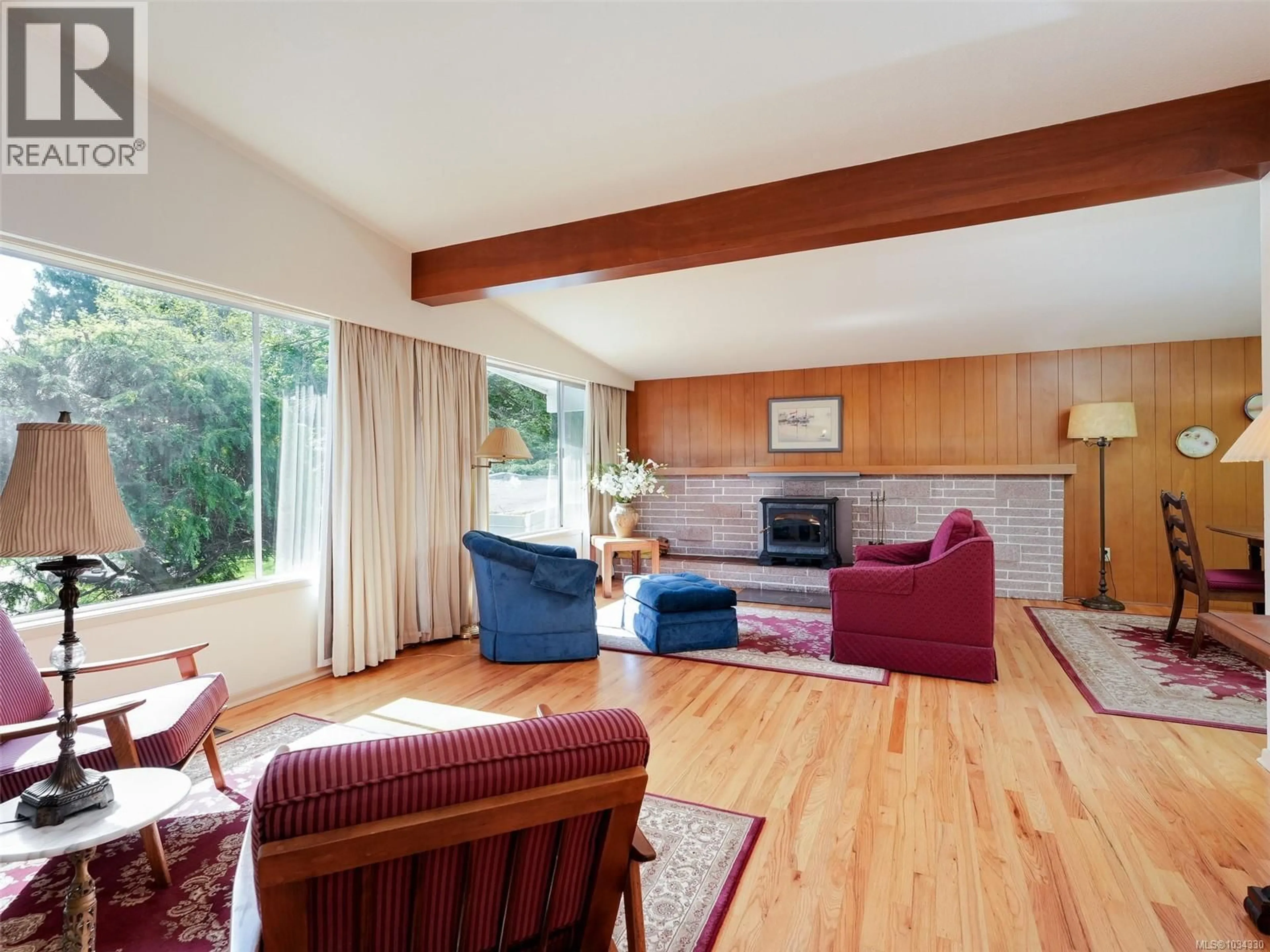 Living room with furniture, wood/laminate floor for 2041 FERNDALE ROAD, Saanich British Columbia V8N2Y5