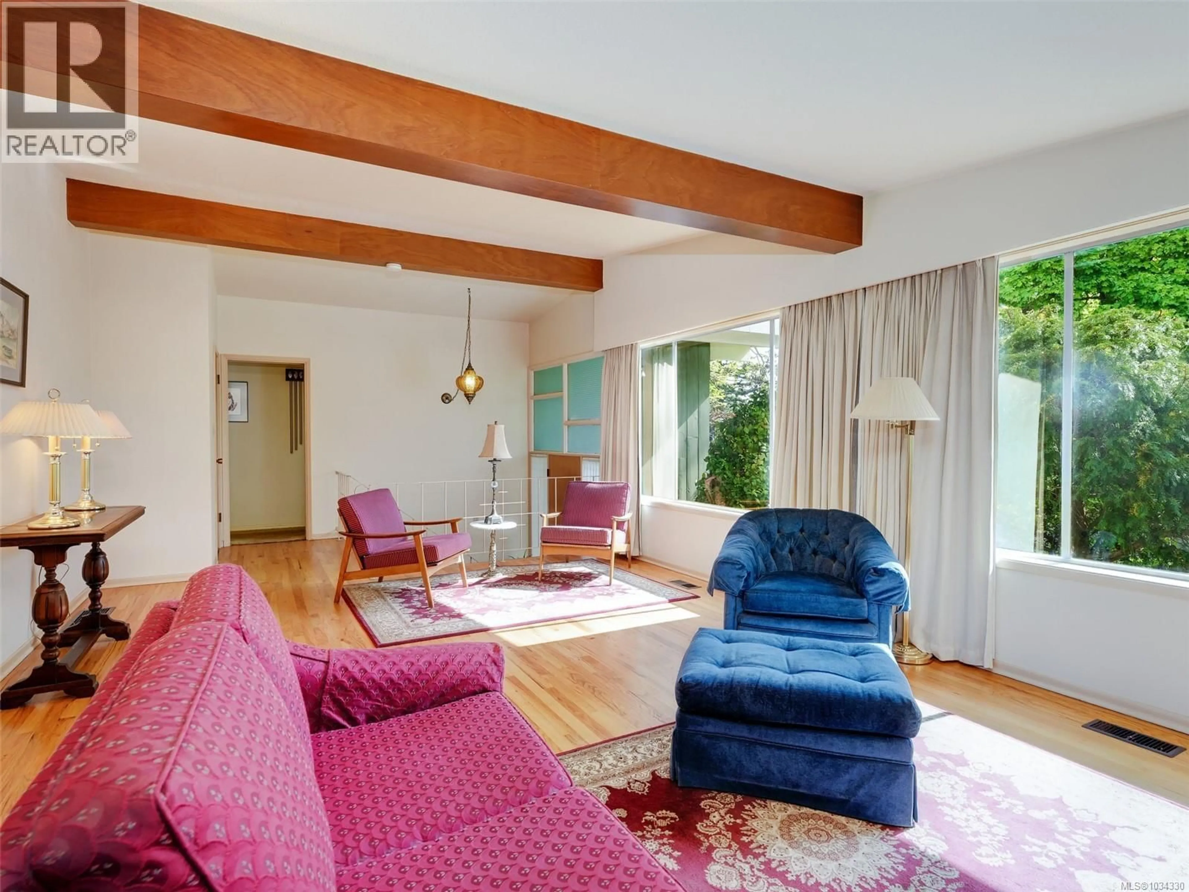 Living room with furniture, unknown for 2041 FERNDALE ROAD, Saanich British Columbia V8N2Y5