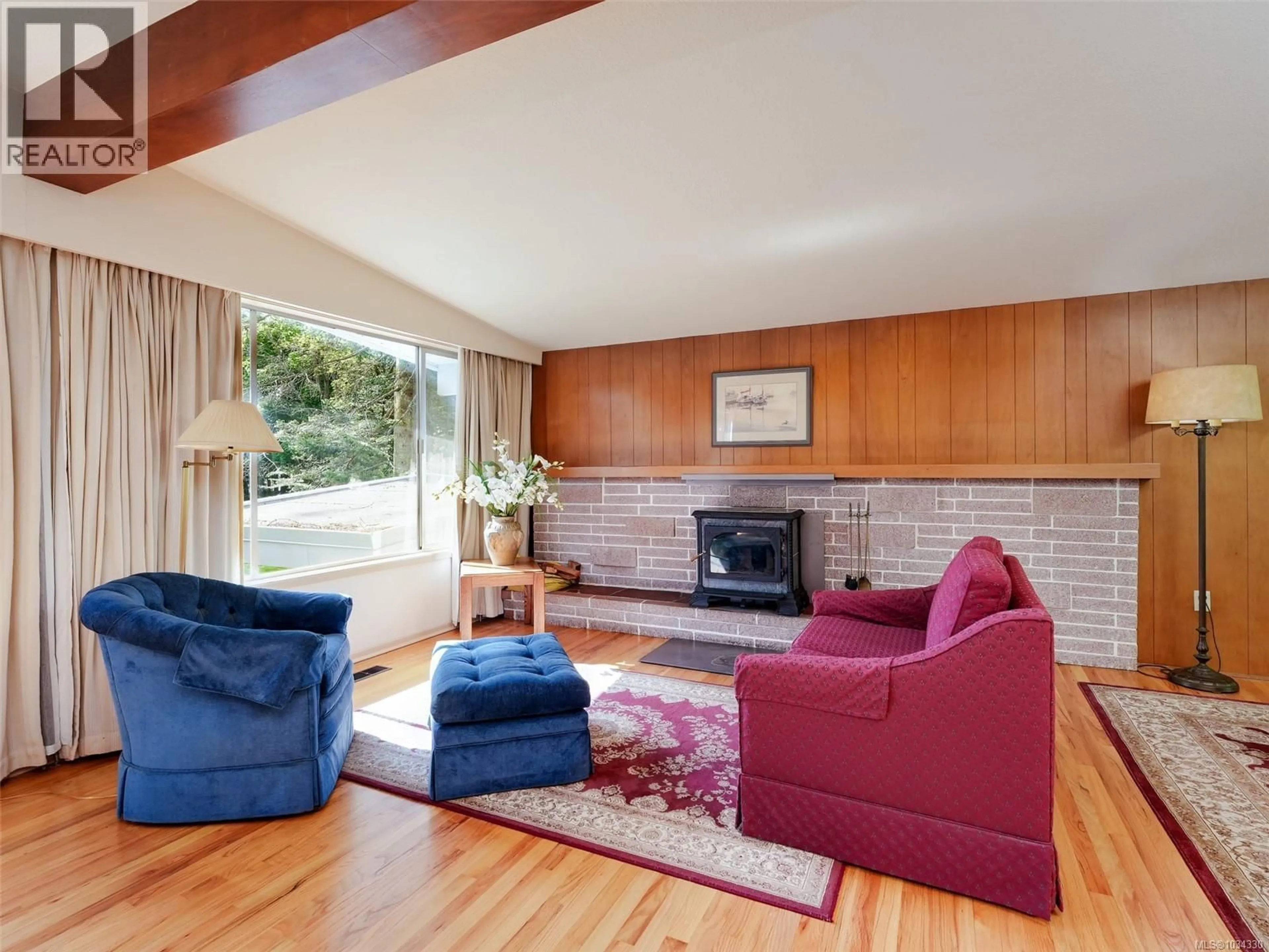 Living room with furniture, unknown for 2041 FERNDALE ROAD, Saanich British Columbia V8N2Y5
