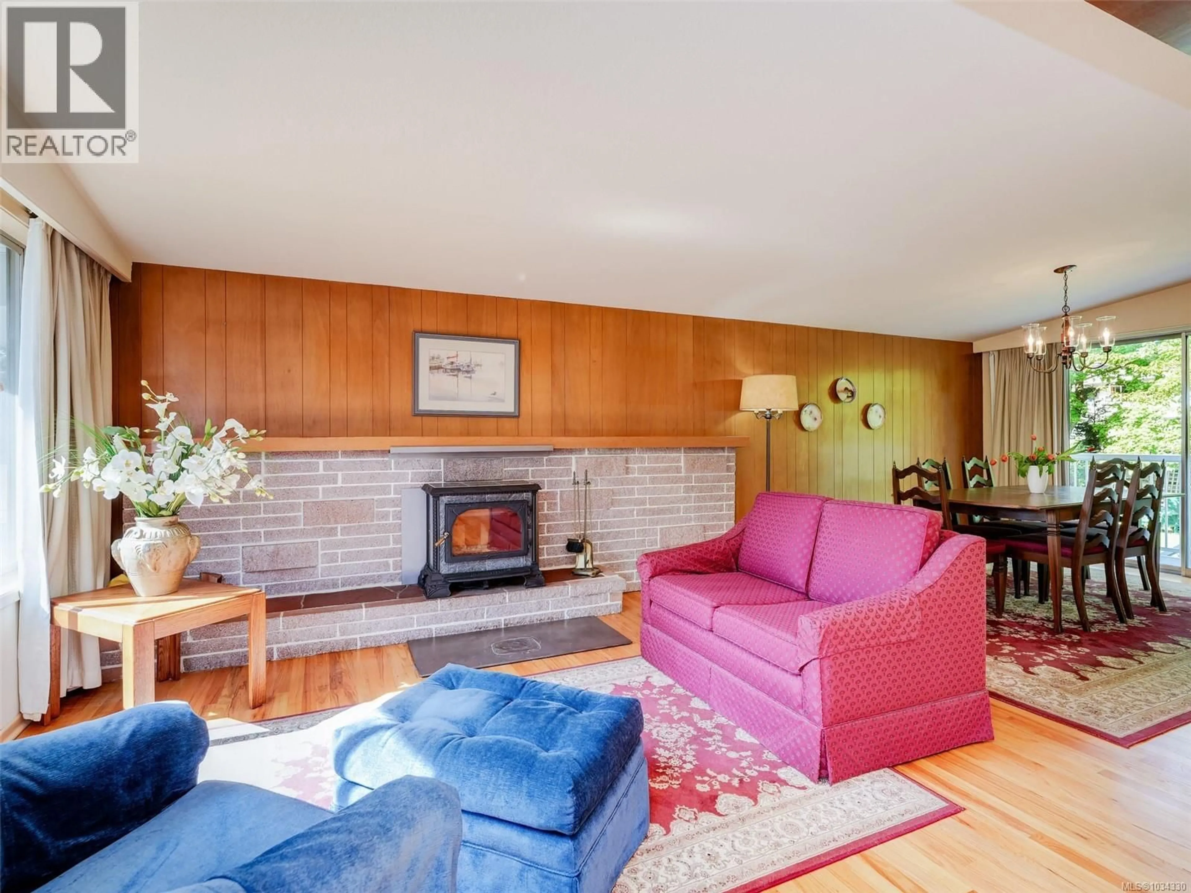 Living room with furniture, unknown for 2041 FERNDALE ROAD, Saanich British Columbia V8N2Y5