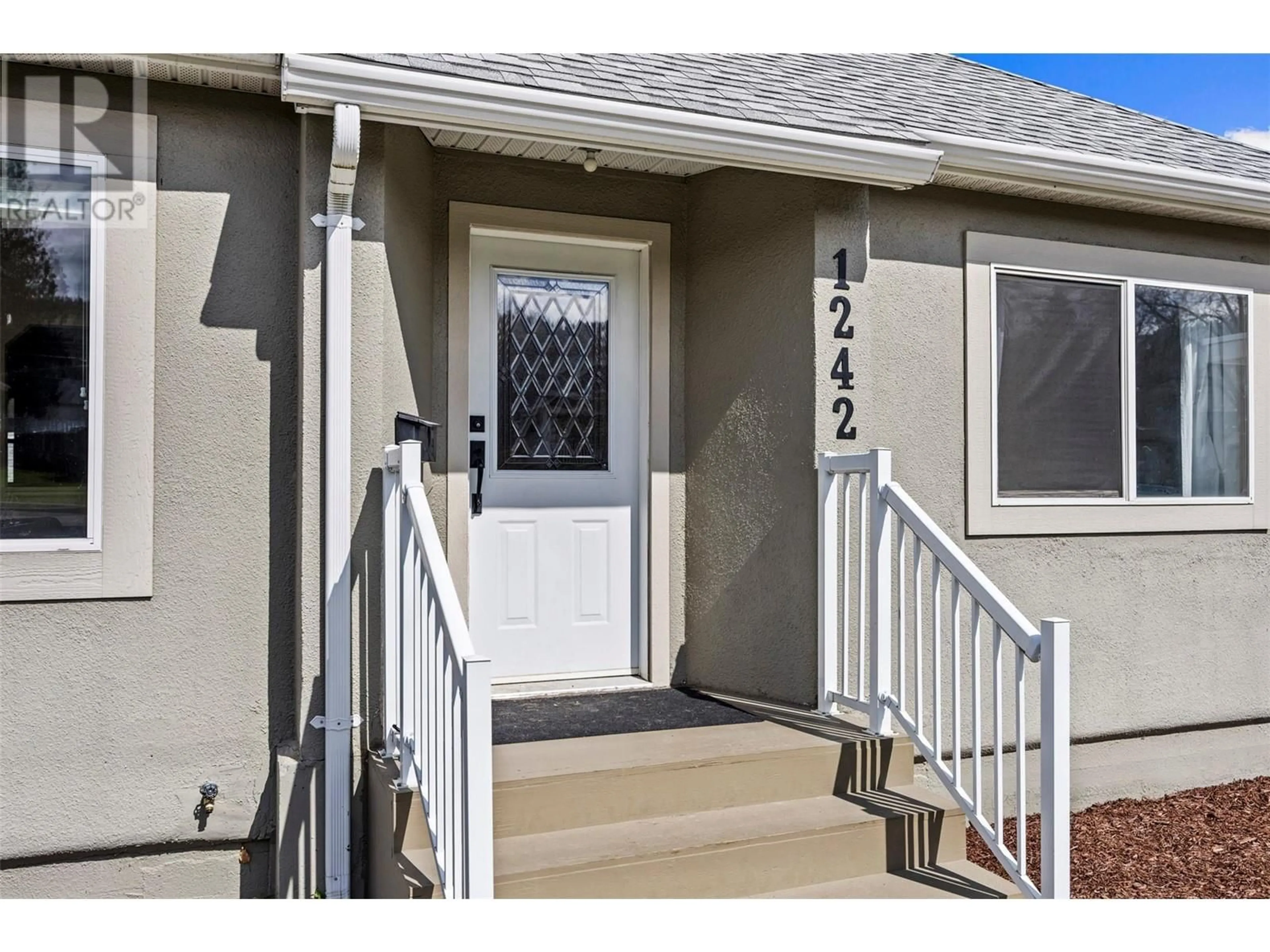Home with vinyl exterior material, street for 1242 DOMINION STREET, Kamloops British Columbia V2C2Y9