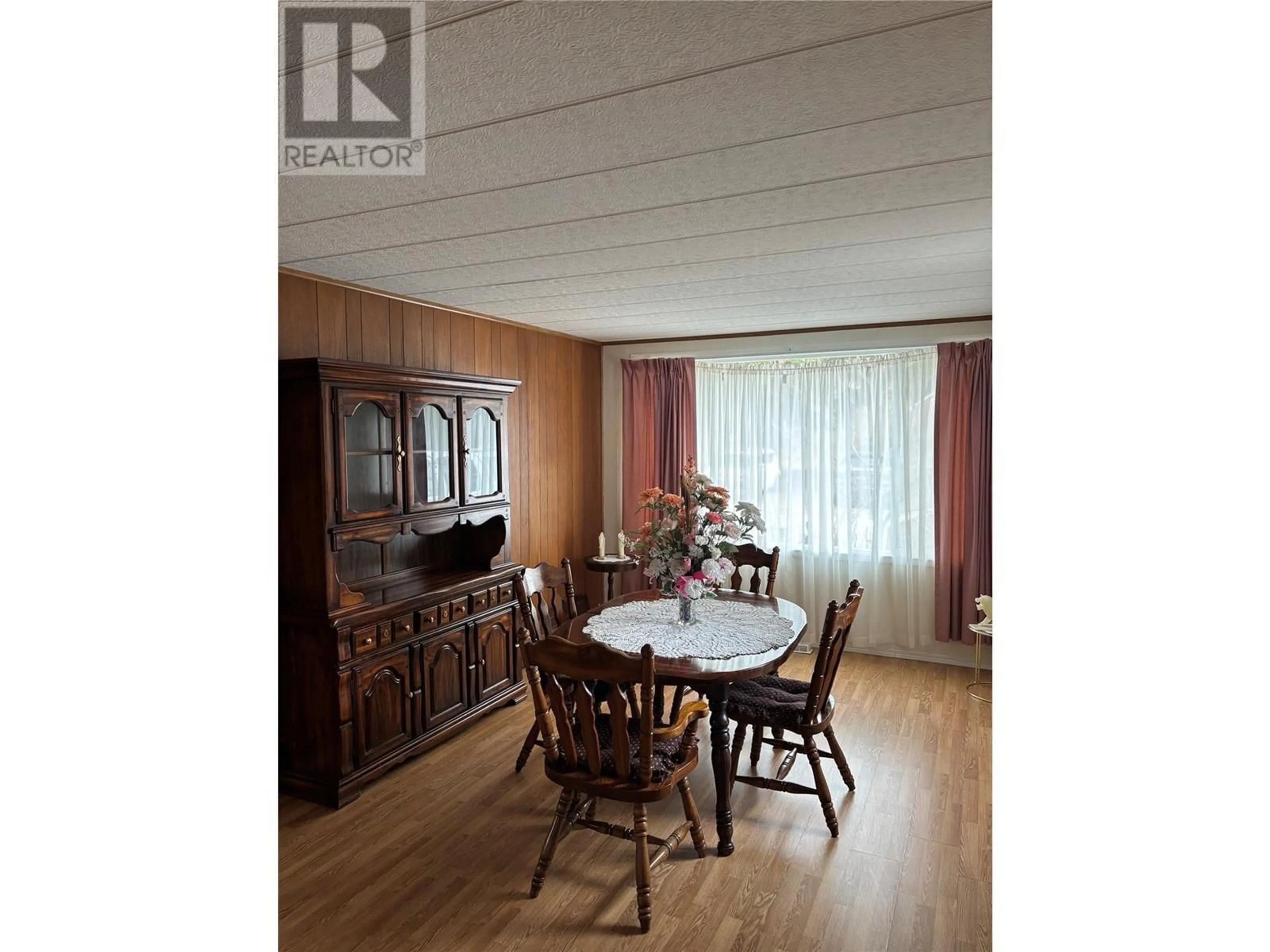 Dining room, wood/laminate floor for 22 - 5371 PRINCETON AVENUE, Peachland British Columbia v0h1x8