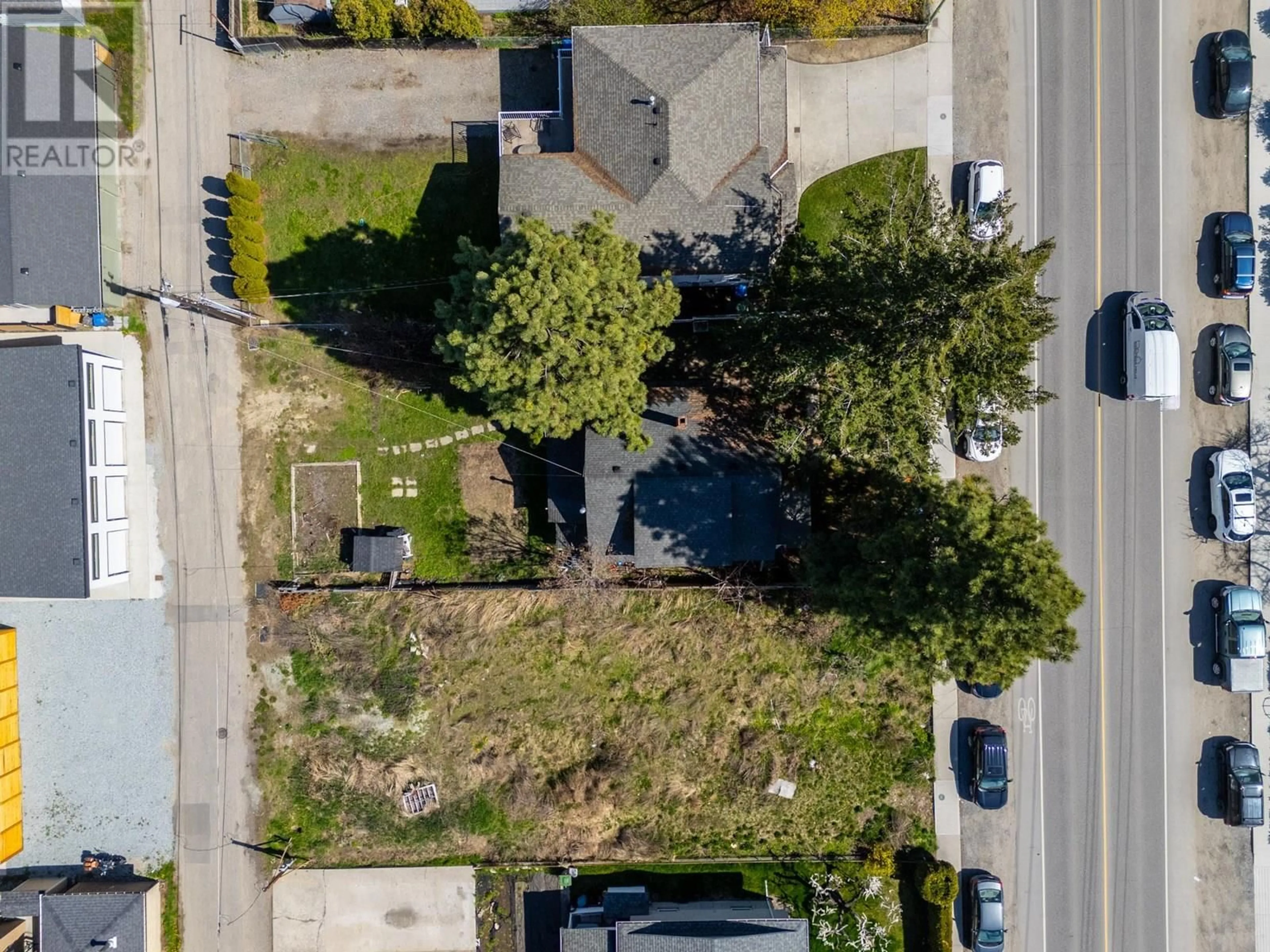 A pic from outside/outdoor area/front of a property/back of a property/a pic from drone, street for 790 CADDER AVENUE, Kelowna British Columbia V1Y5N6