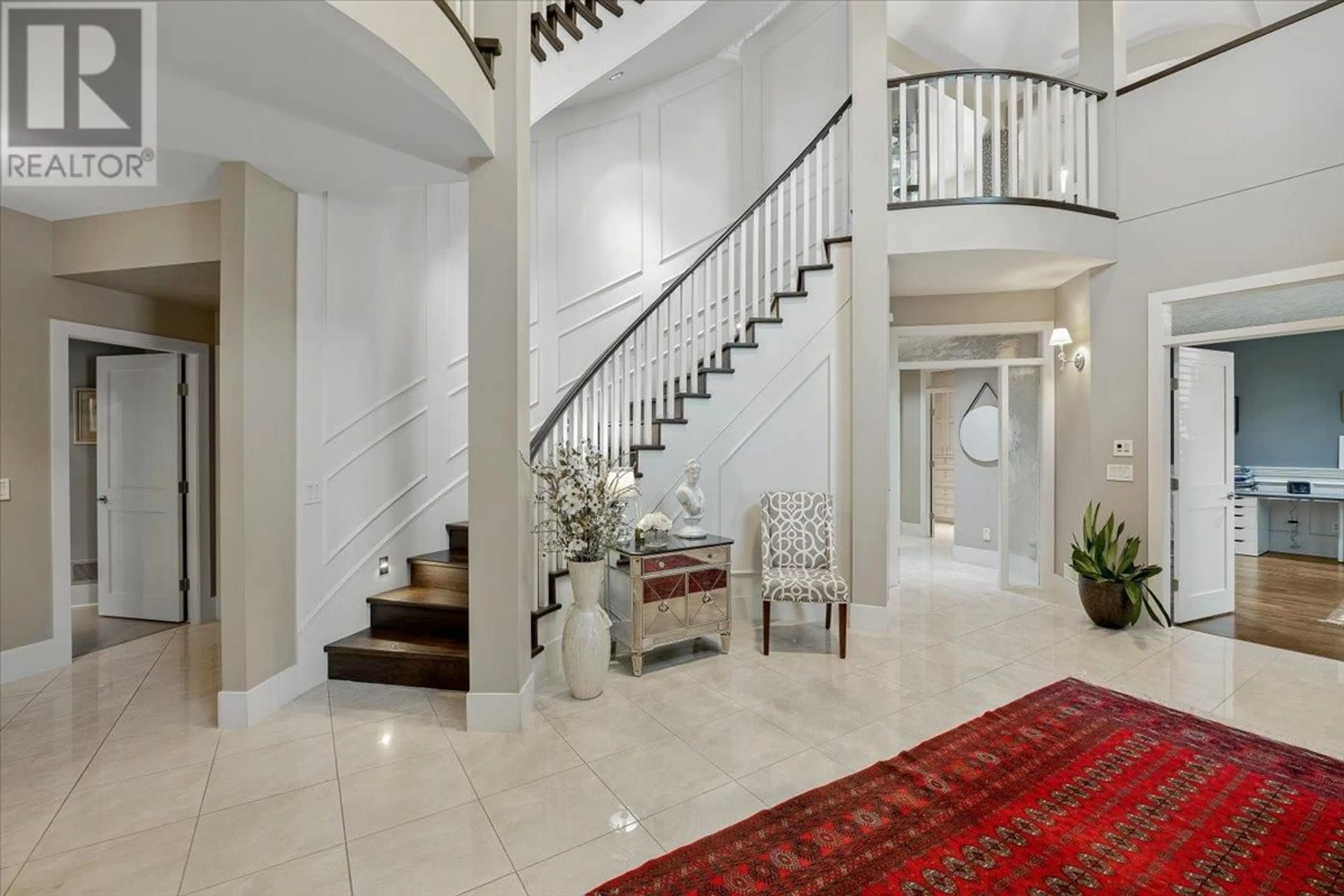 Indoor foyer for 4 - 2410 ABBOTT STREET, Kelowna British Columbia V1Y1E8