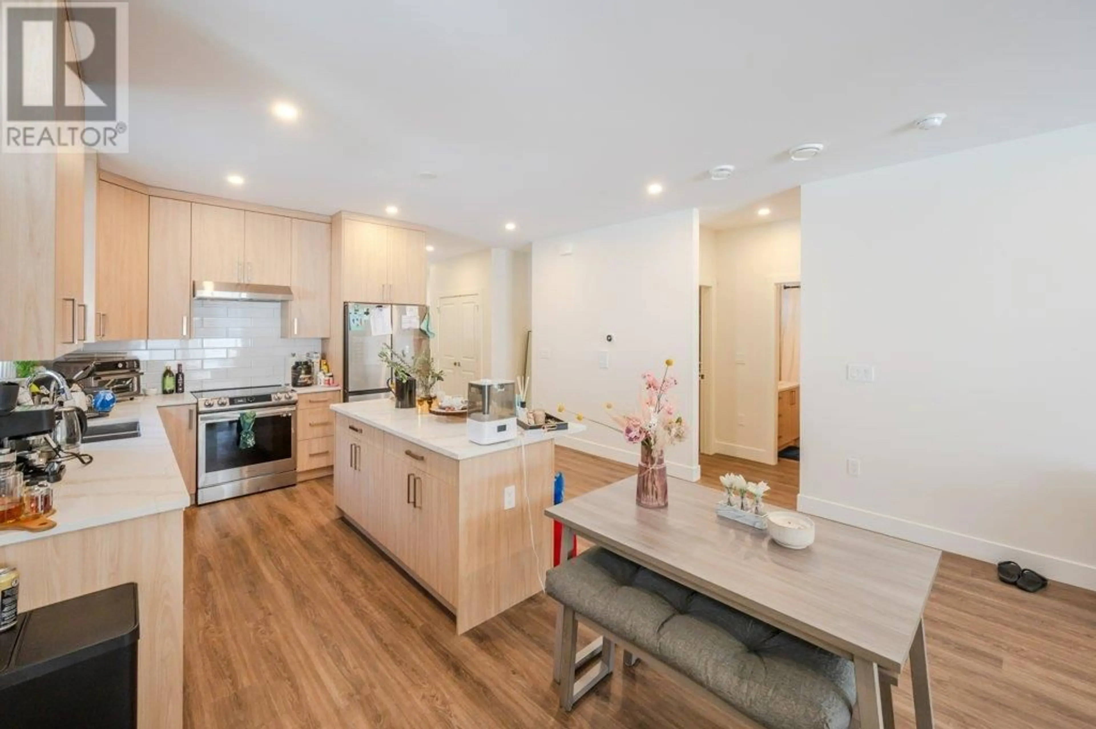 Open concept kitchen, wood/laminate floor for 288 BENTGRASS AVENUE, Oliver British Columbia V0H1T3