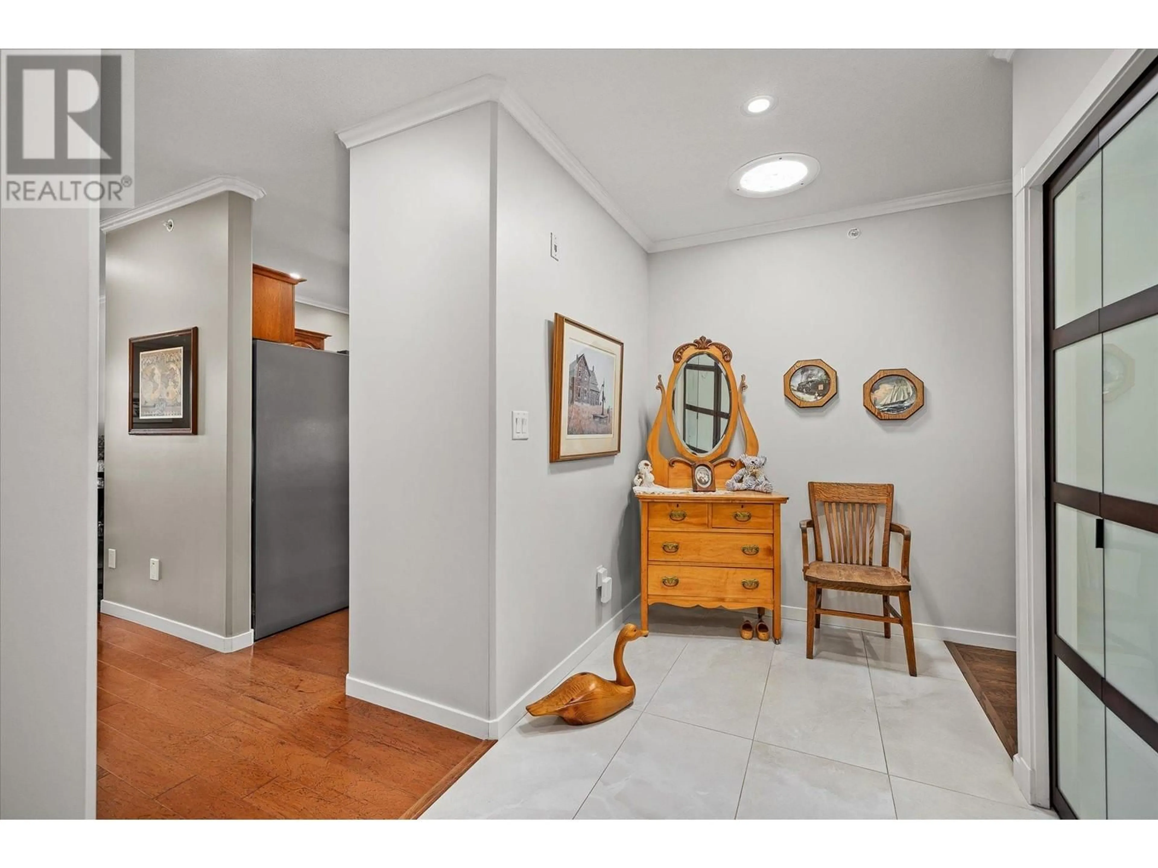 Indoor entryway for 401 - 303 WHITMAN ROAD, Kelowna British Columbia V1V2P3