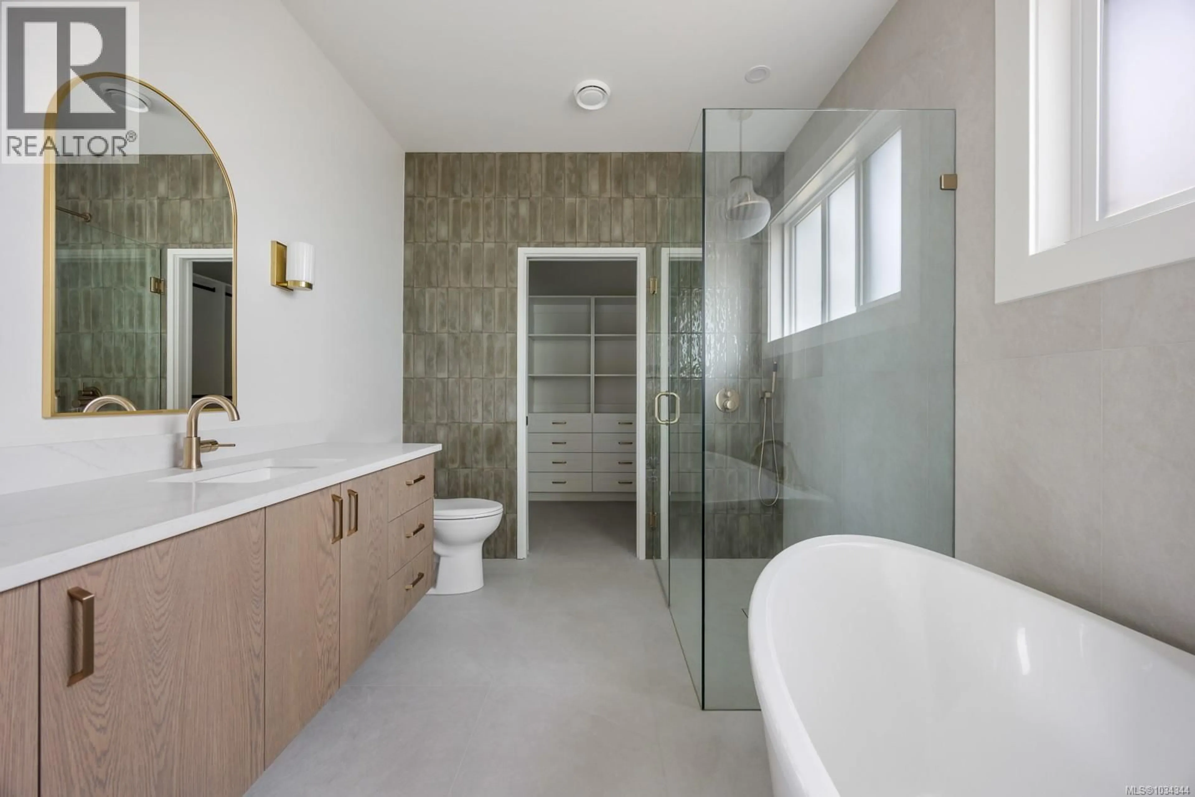 Contemporary bathroom, ceramic/tile floor for 804 SALAL STREET, Campbell River British Columbia V9H0G4