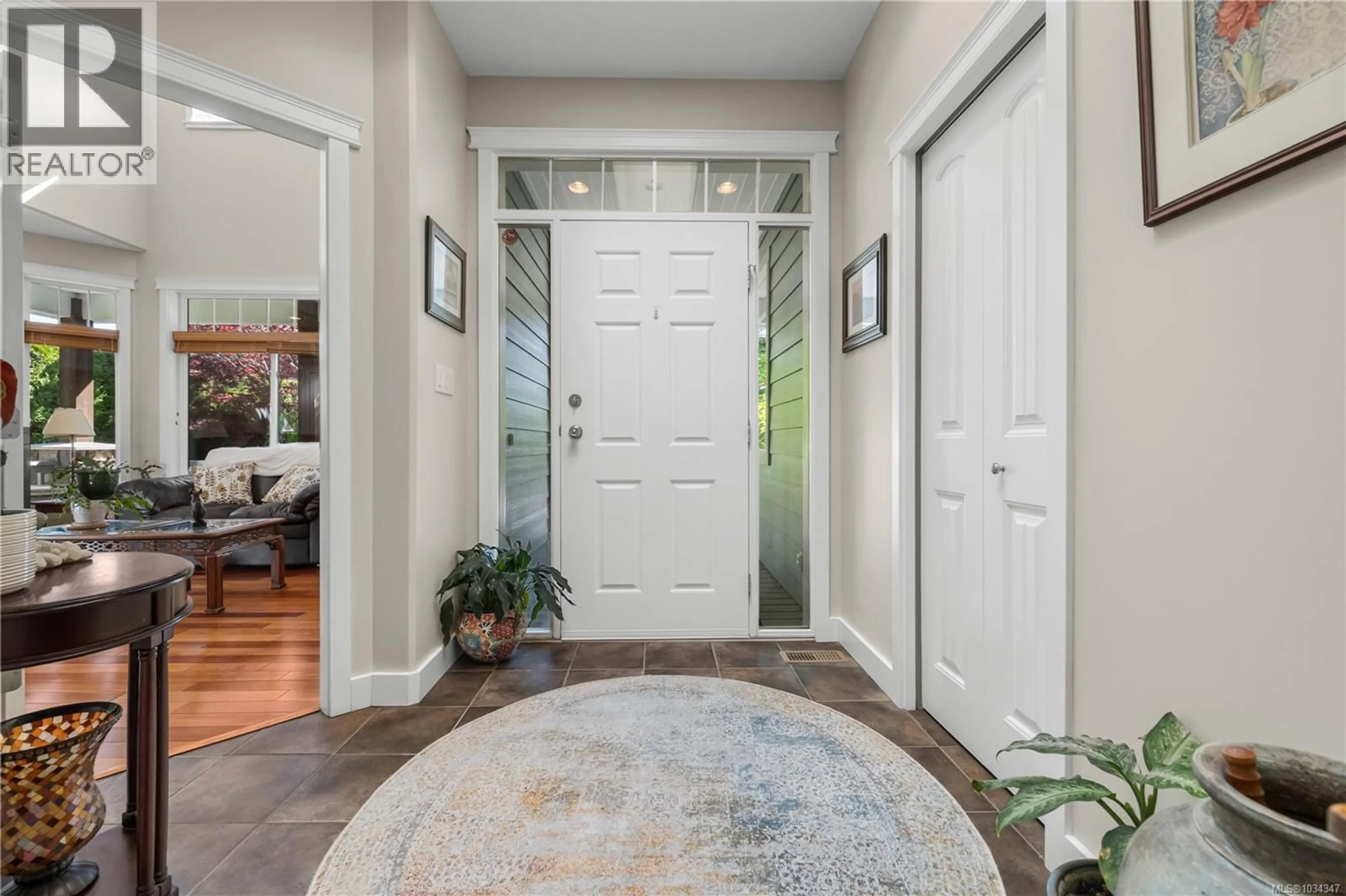 Indoor entryway for 940 HERITAGE MEADOW DRIVE, Campbell River British Columbia V9W8H9
