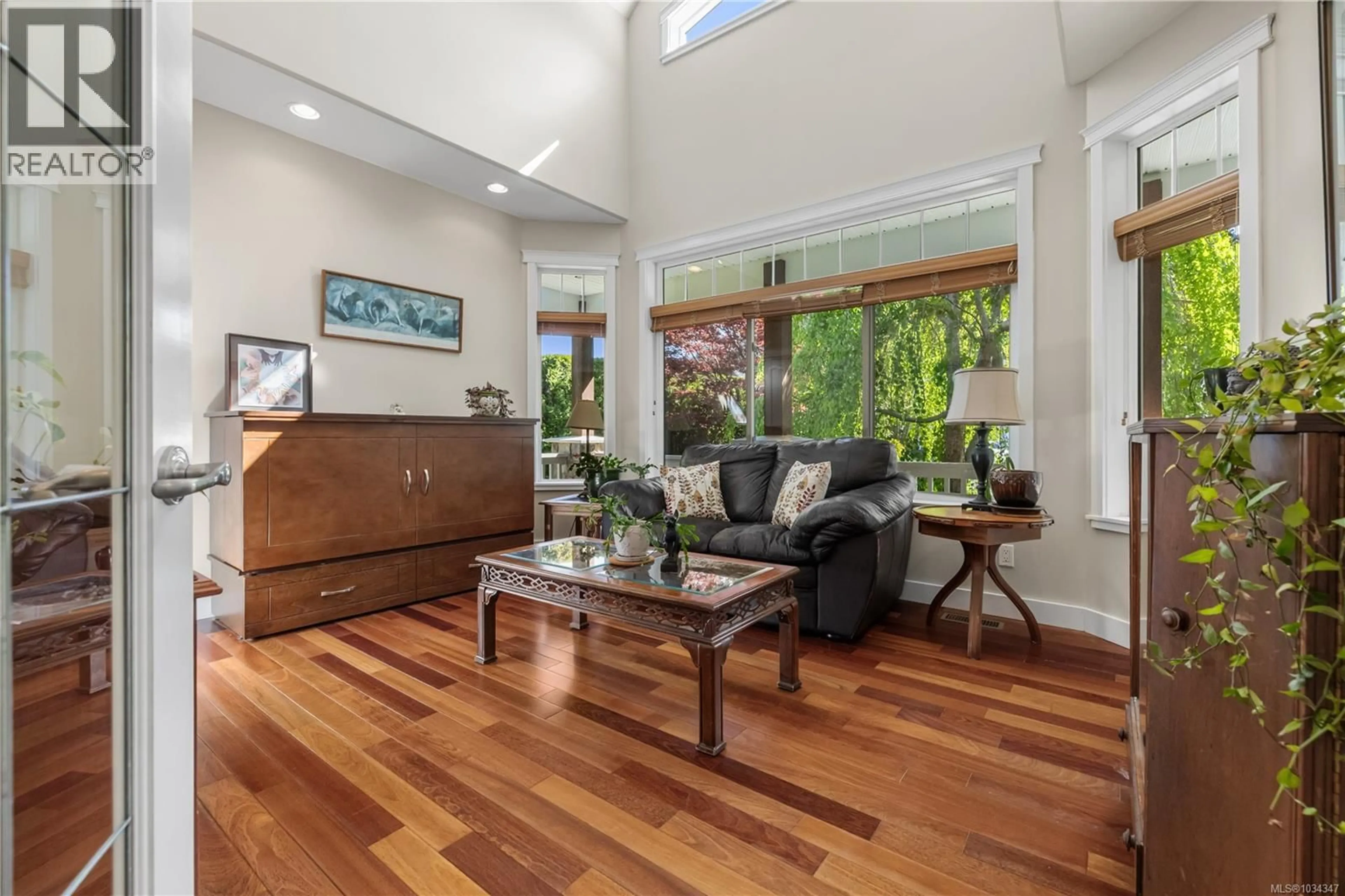 Living room with furniture, wood/laminate floor for 940 HERITAGE MEADOW DRIVE, Campbell River British Columbia V9W8H9
