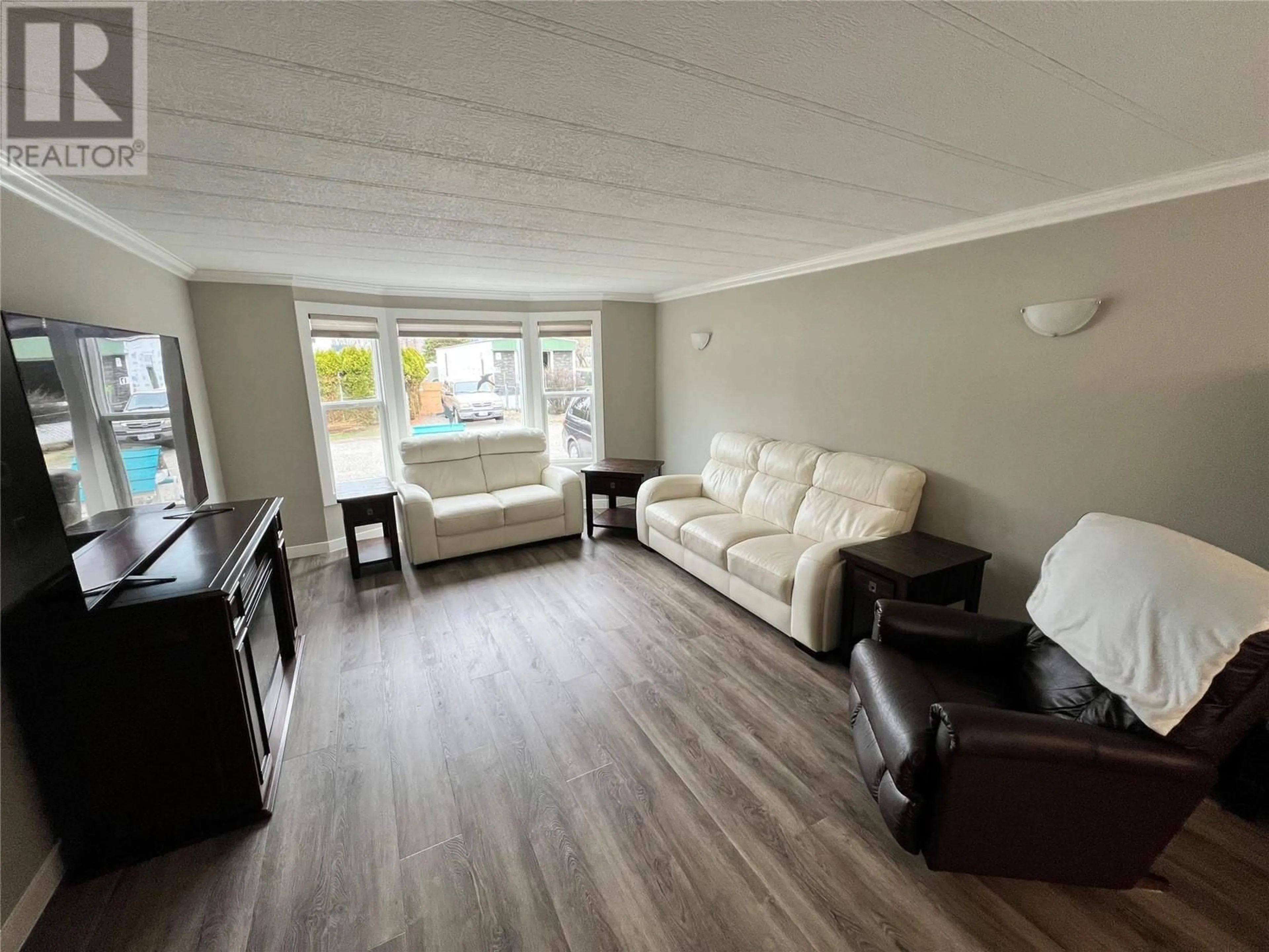 Living room with furniture, wood/laminate floor for 18 - 1302 CEDAR STREET, Okanagan Falls British Columbia V0H1R4