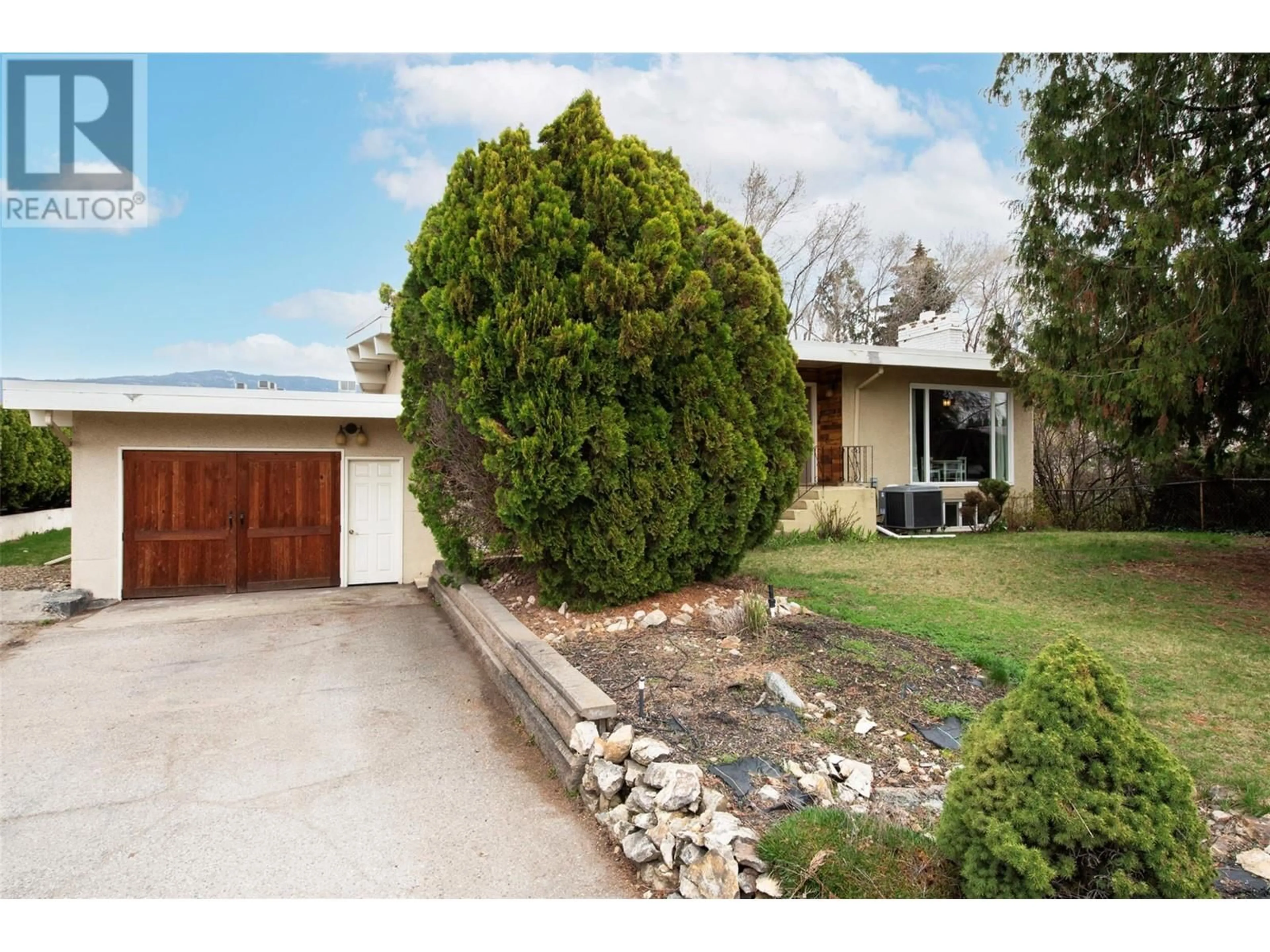 A pic from outside/outdoor area/front of a property/back of a property/a pic from drone, street for 275 BRYDEN ROAD, Kelowna British Columbia V1Z3Y5
