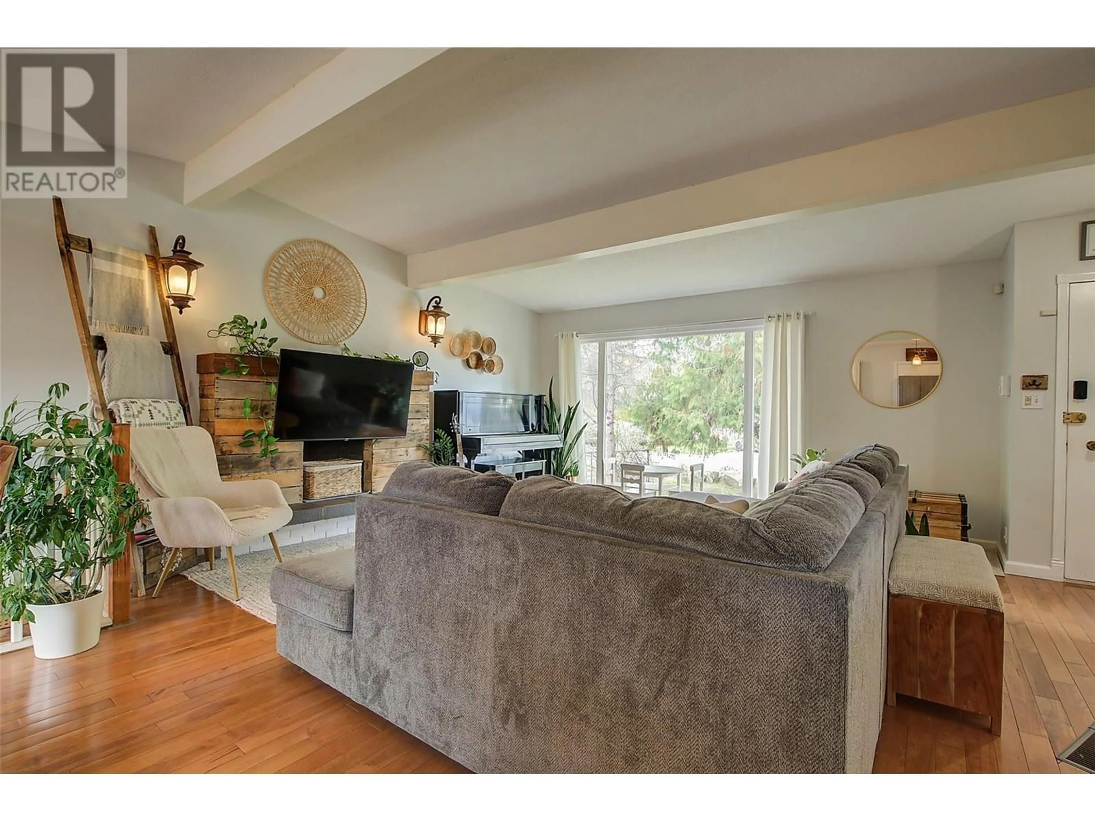 Living room with furniture, unknown for 275 BRYDEN ROAD, Kelowna British Columbia V1Z3Y5