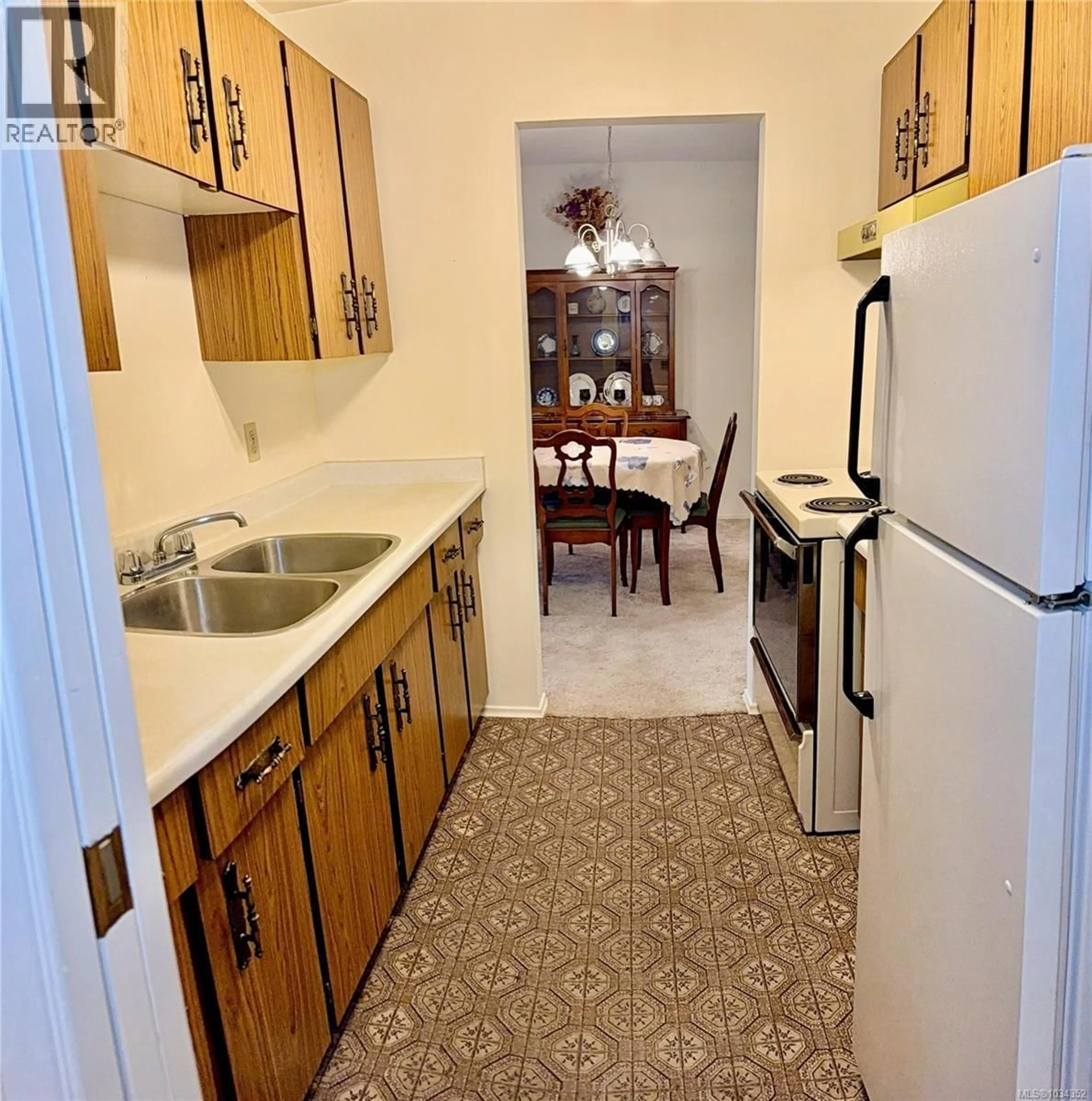 Standard kitchen, unknown for 403 - 1115 ROCKLAND AVENUE, Victoria British Columbia V8V3H8
