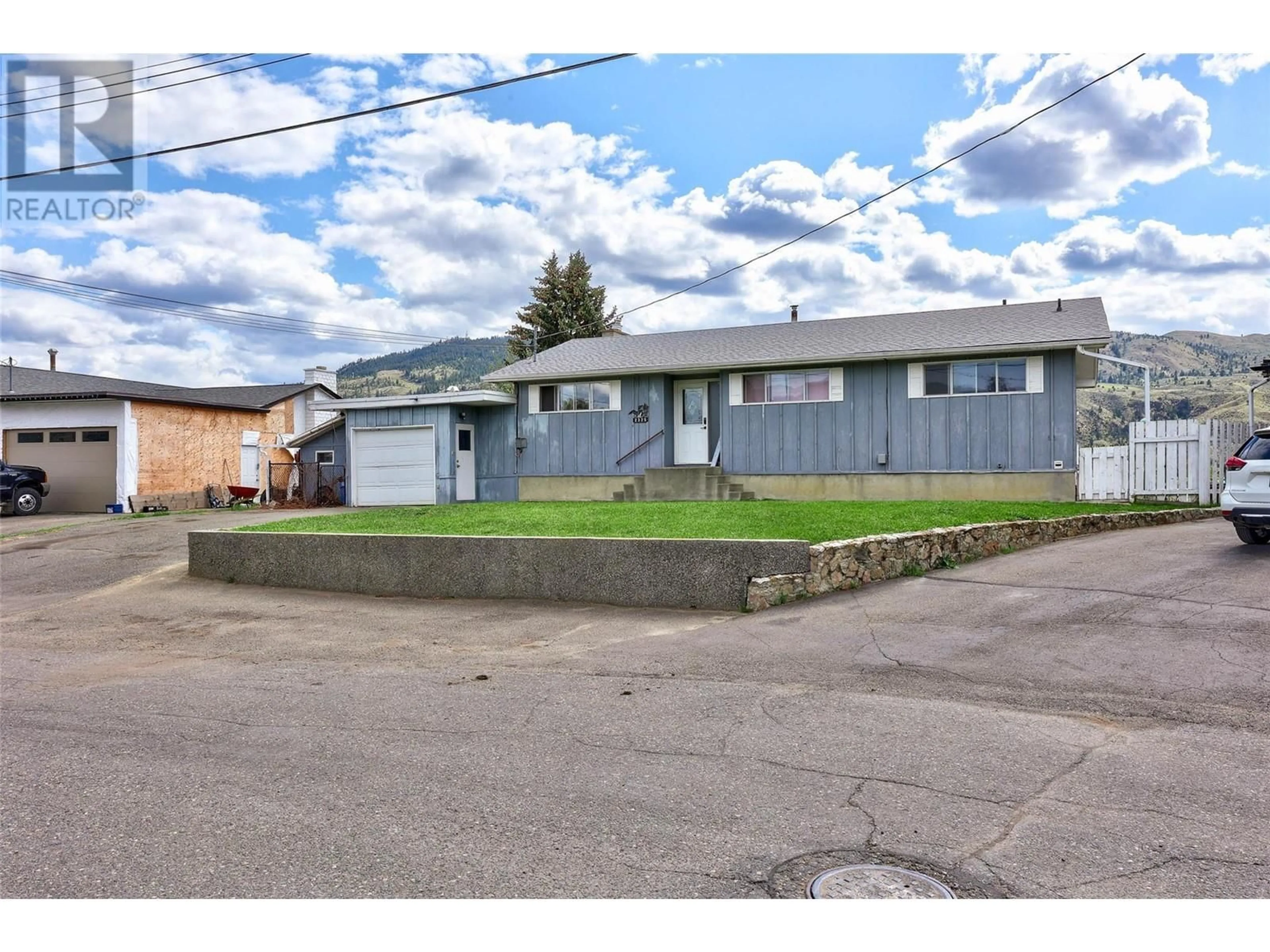 A pic from outside/outdoor area/front of a property/back of a property/a pic from drone, street for 2325 DOWNIE PLACE, Kamloops British Columbia V2B4J7