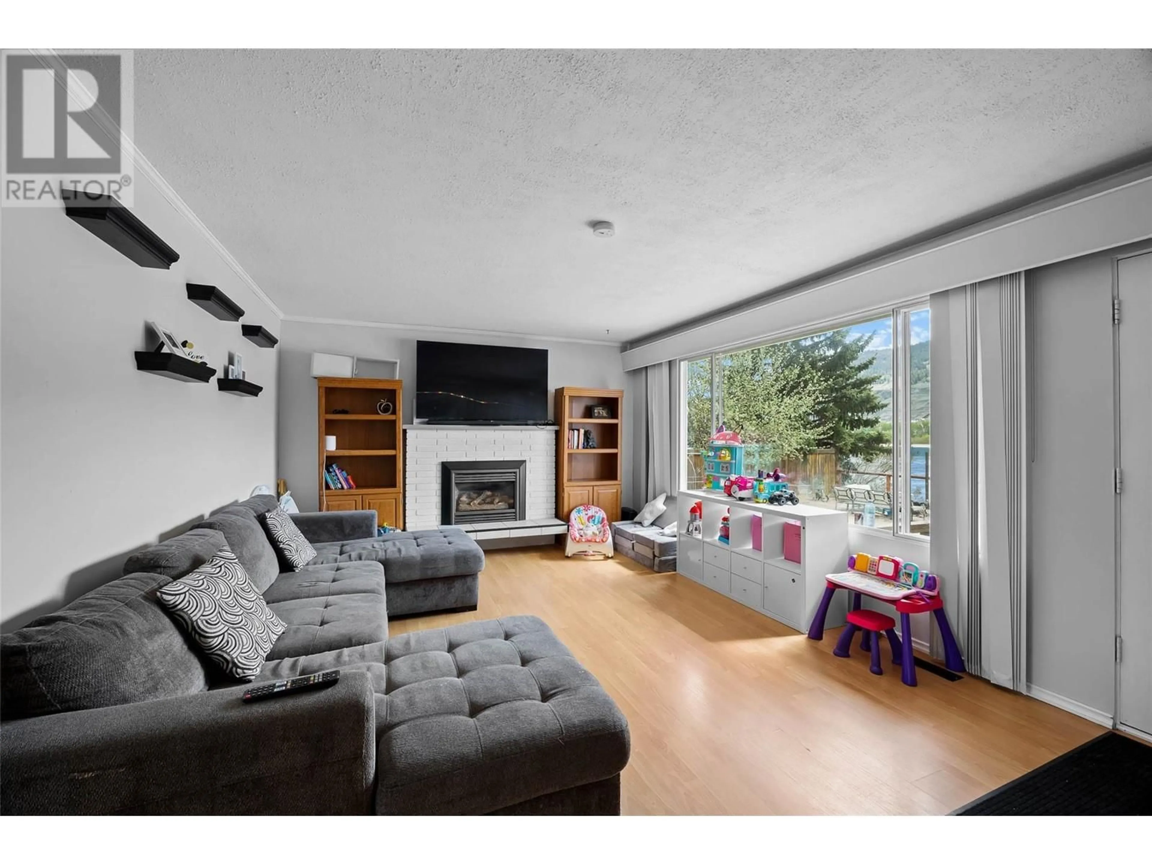 Living room with furniture, wood/laminate floor for 2325 DOWNIE PLACE, Kamloops British Columbia V2B4J7