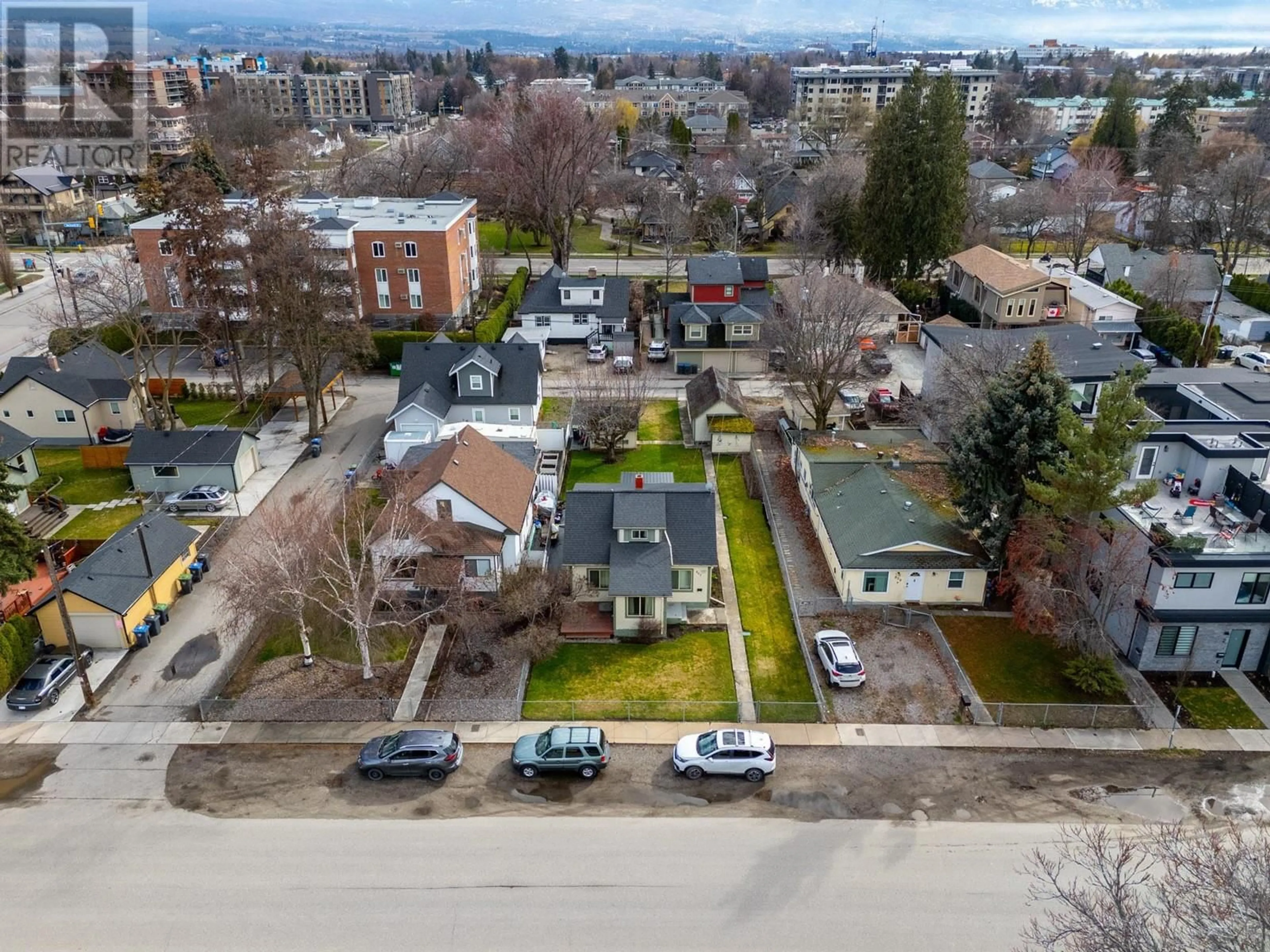 A pic from outside/outdoor area/front of a property/back of a property/a pic from drone, street for 867 LAWSON AVENUE, Kelowna British Columbia V1Y6S9