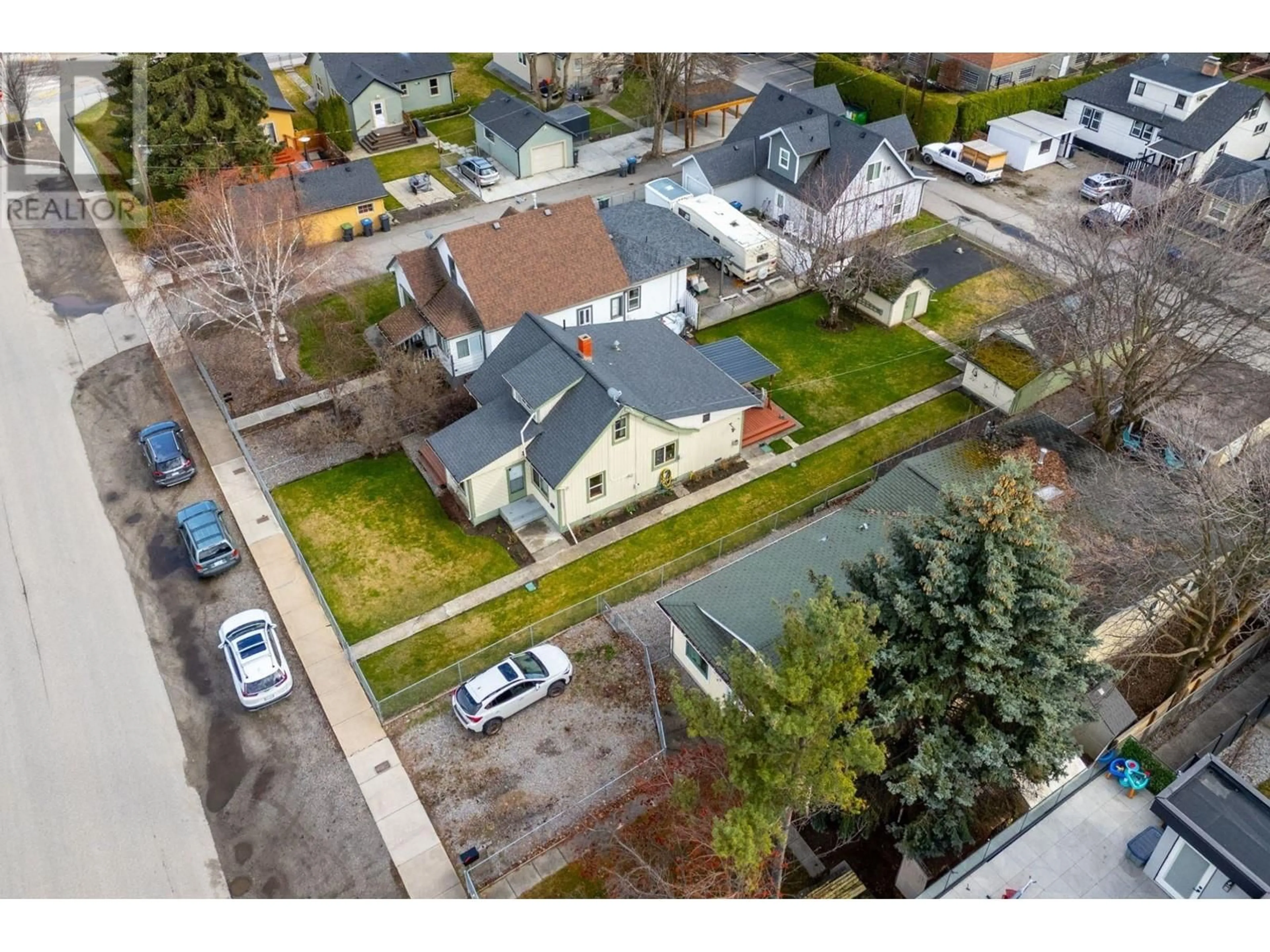 A pic from outside/outdoor area/front of a property/back of a property/a pic from drone, street for 867 LAWSON AVENUE, Kelowna British Columbia V1Y6S9
