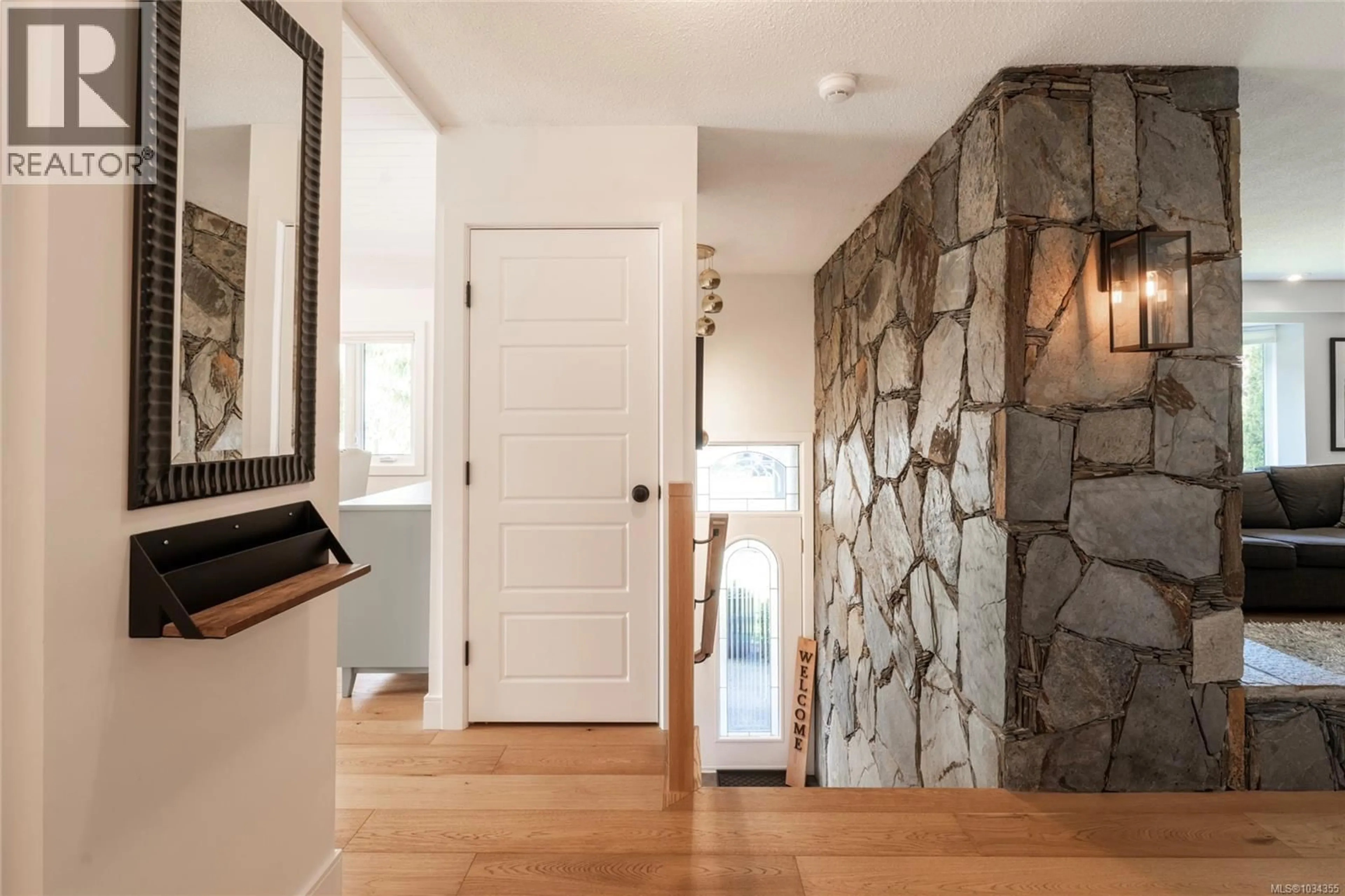 Indoor entryway for 2294 GREENLANDS ROAD, Saanich British Columbia V8N4T4