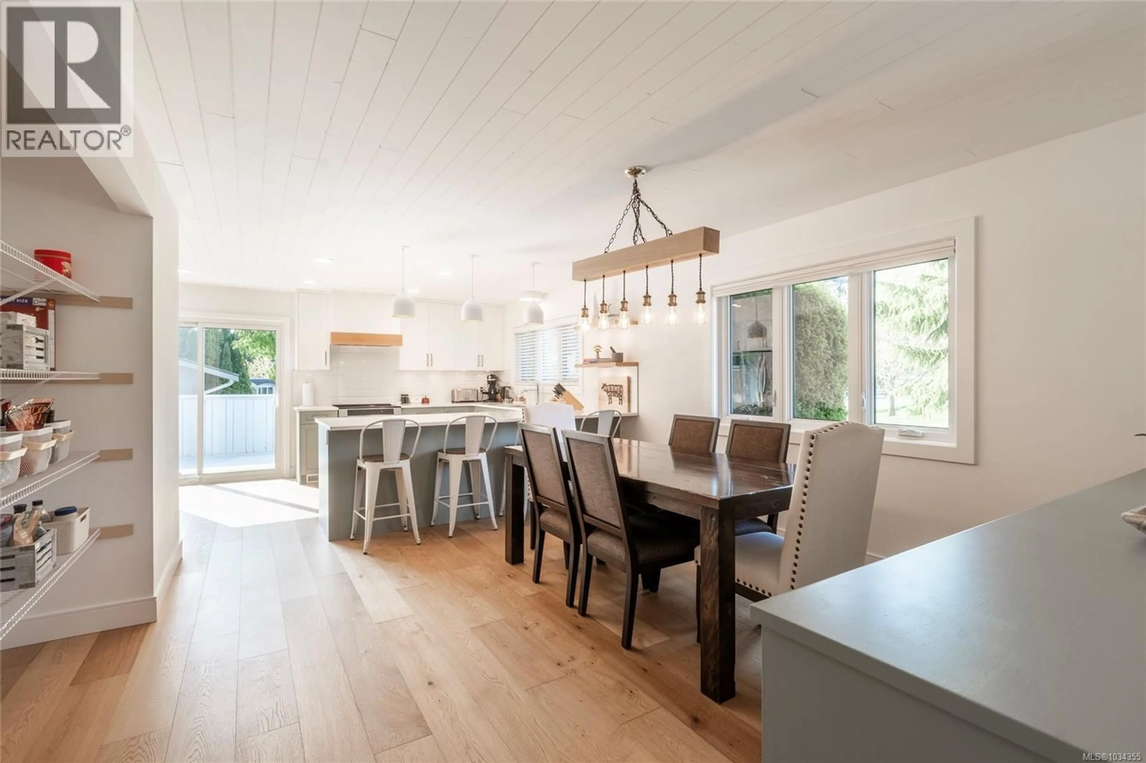 Open concept kitchen, wood/laminate floor for 2294 GREENLANDS ROAD, Saanich British Columbia V8N4T4
