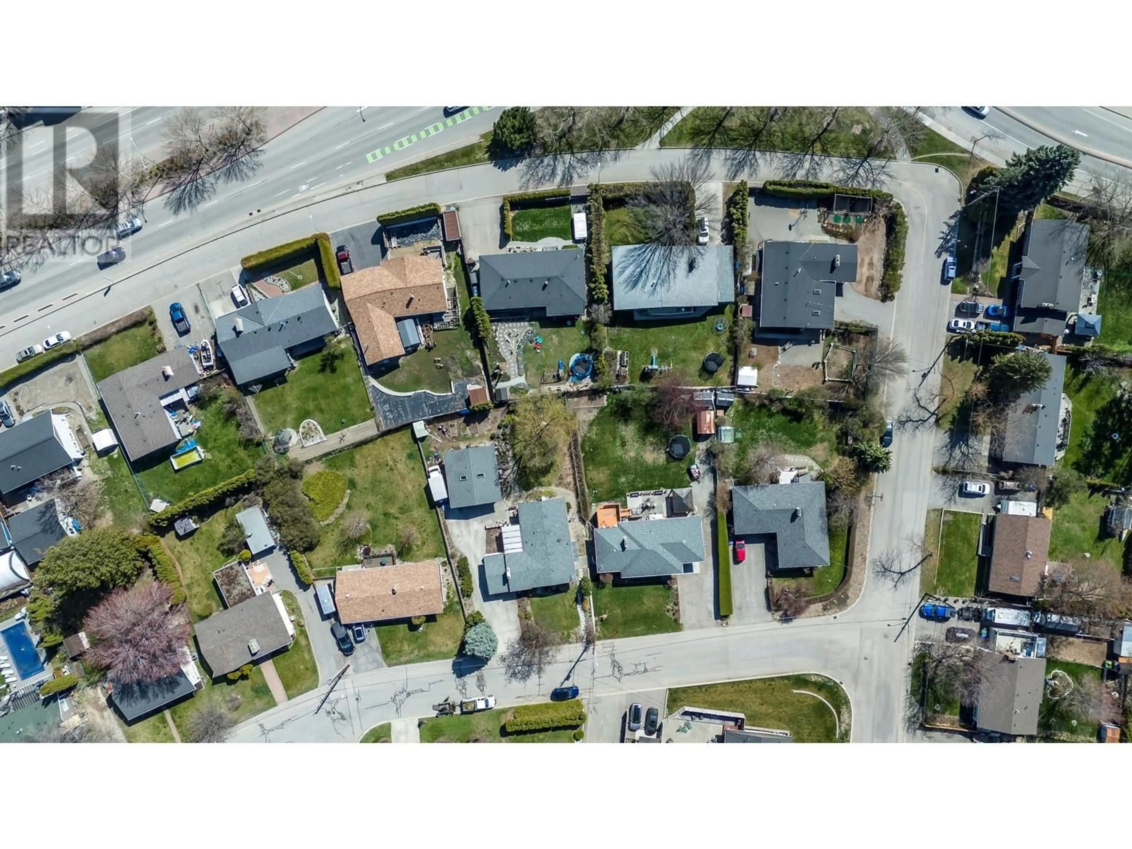 A pic from outside/outdoor area/front of a property/back of a property/a pic from drone, street for 1880 BROADVIEW AVENUE, Kelowna British Columbia V1Y4N8