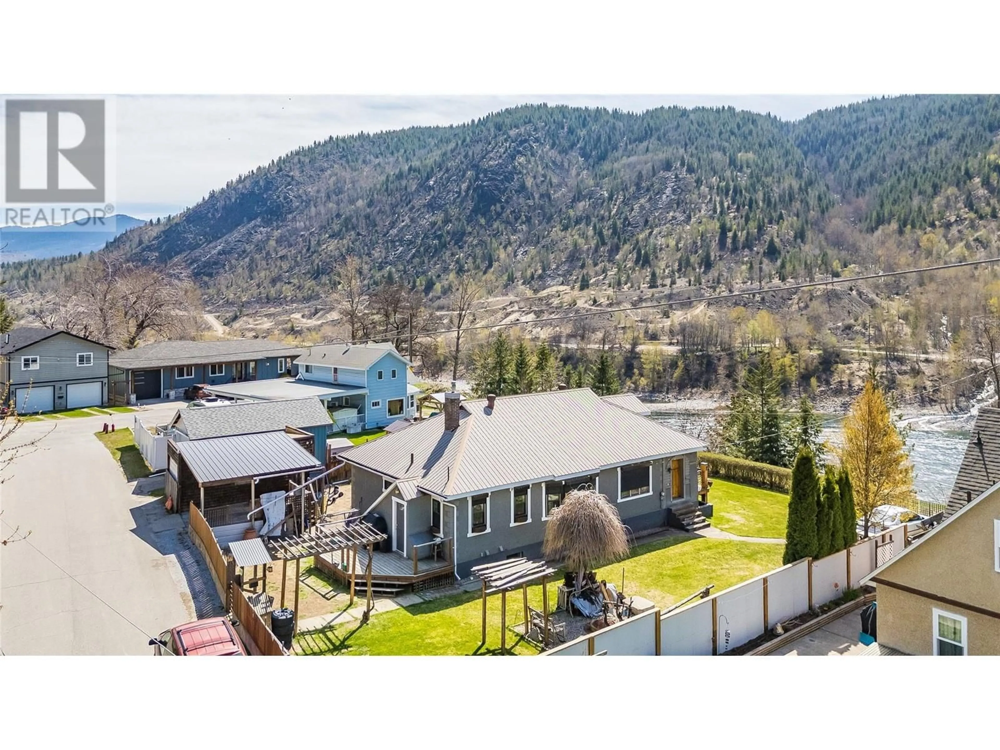 A pic from outside/outdoor area/front of a property/back of a property/a pic from drone, mountain view for 2385 ROCKLAND AVENUE, Trail British Columbia V1R3G4