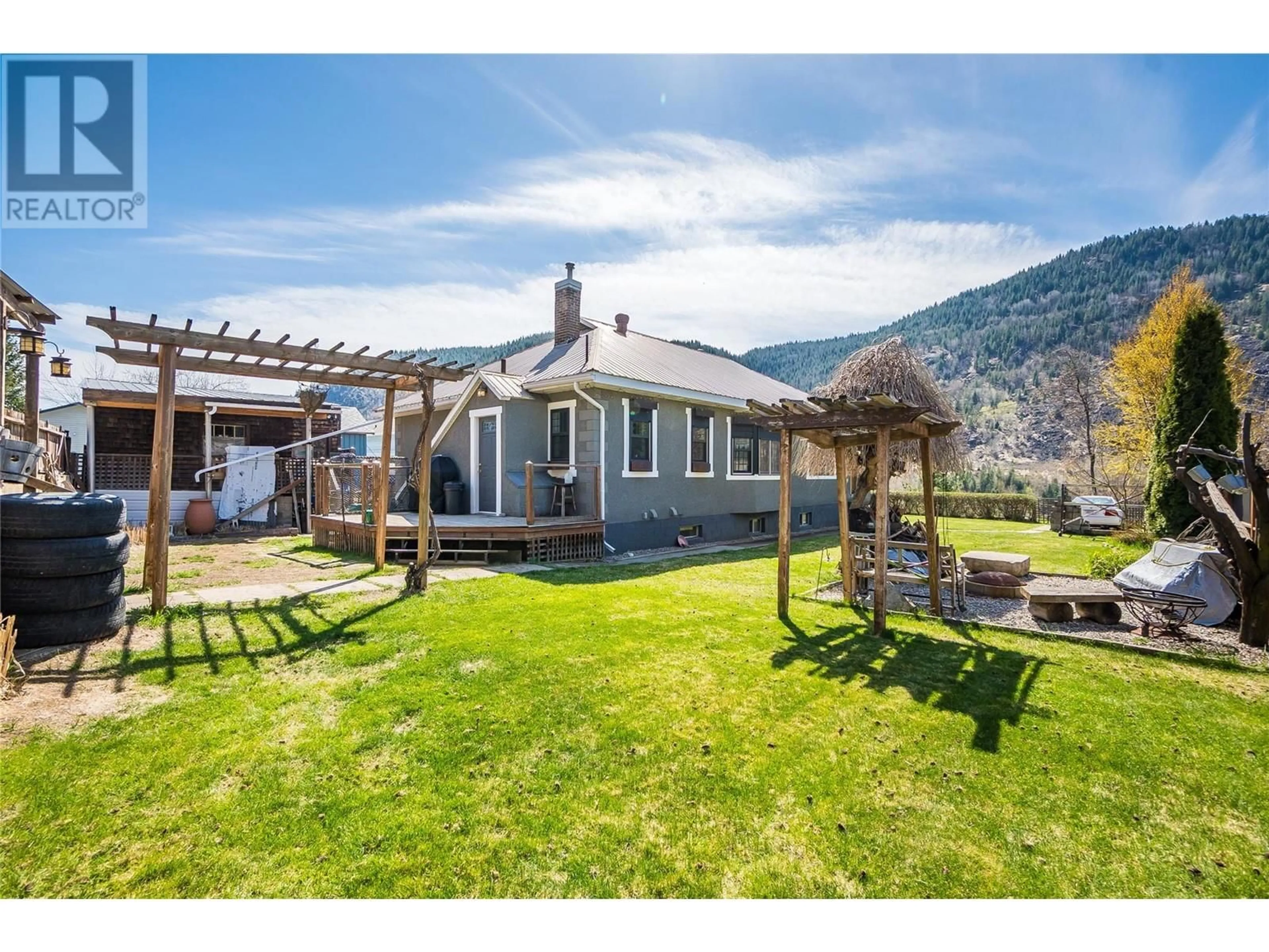 A pic from outside/outdoor area/front of a property/back of a property/a pic from drone, mountain view for 2385 ROCKLAND AVENUE, Trail British Columbia V1R3G4
