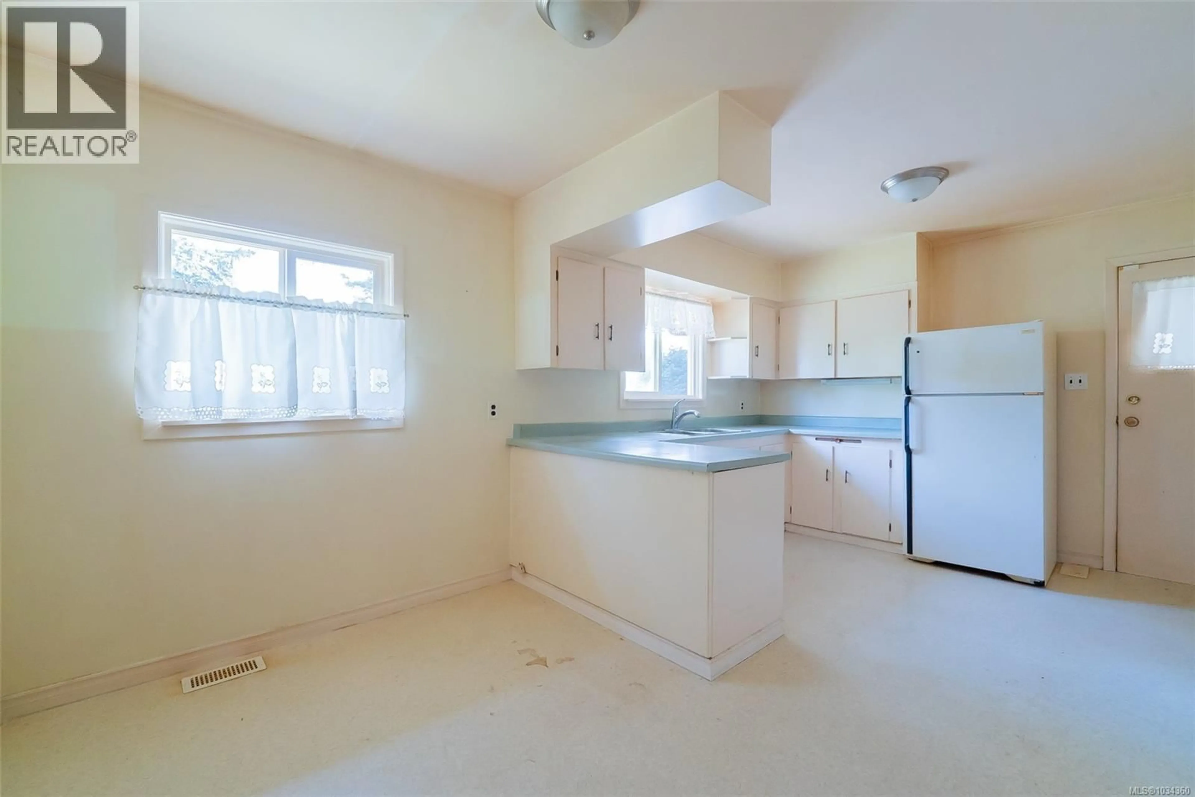 Standard kitchen, ceramic/tile floor for 2525 ROSSTOWN ROAD, Nanaimo British Columbia V9T3R9