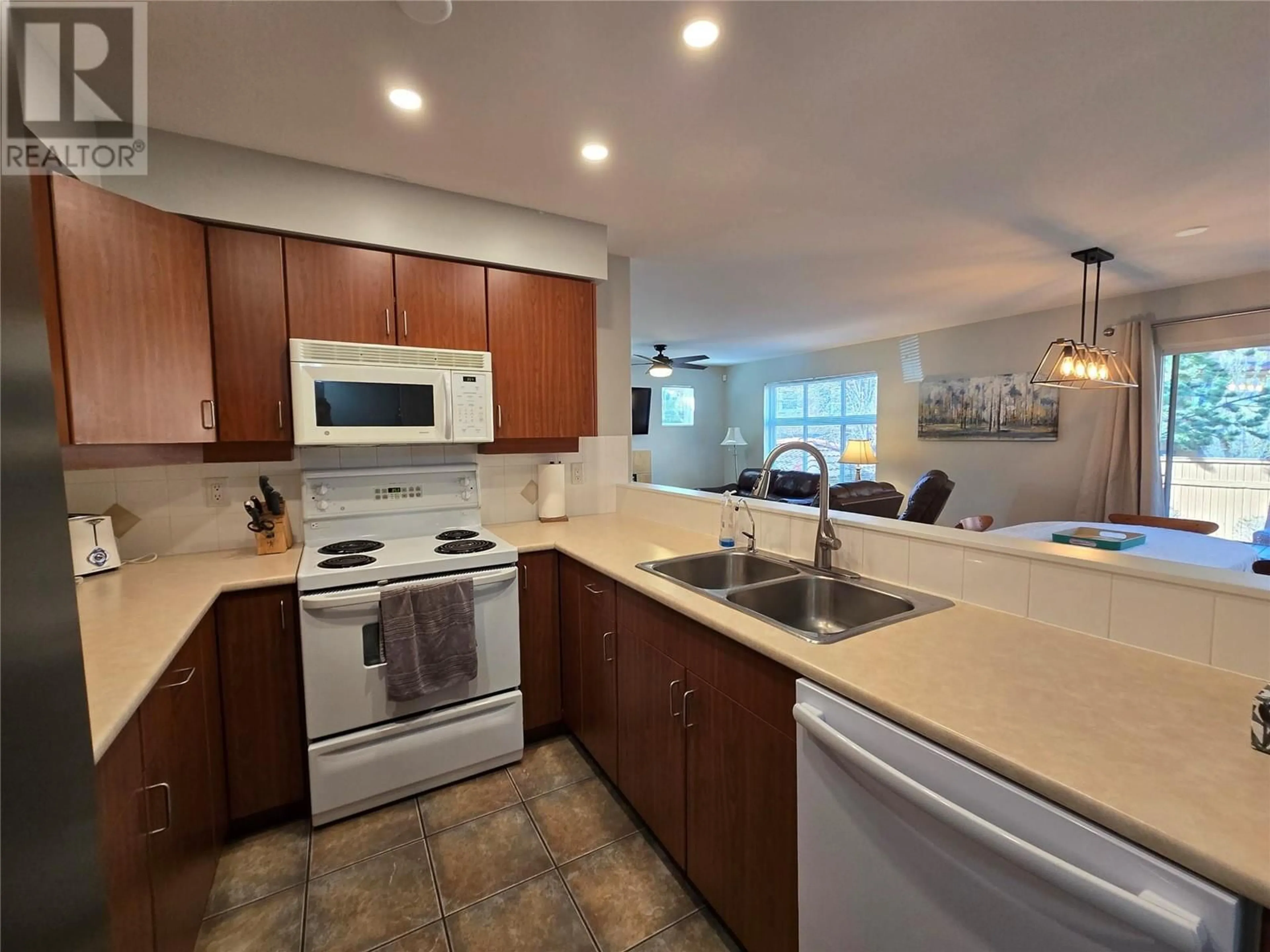 Open concept kitchen, ceramic/tile floor for 19 - 7600 COTTONWOOD DRIVE, Osoyoos British Columbia V0H1V3
