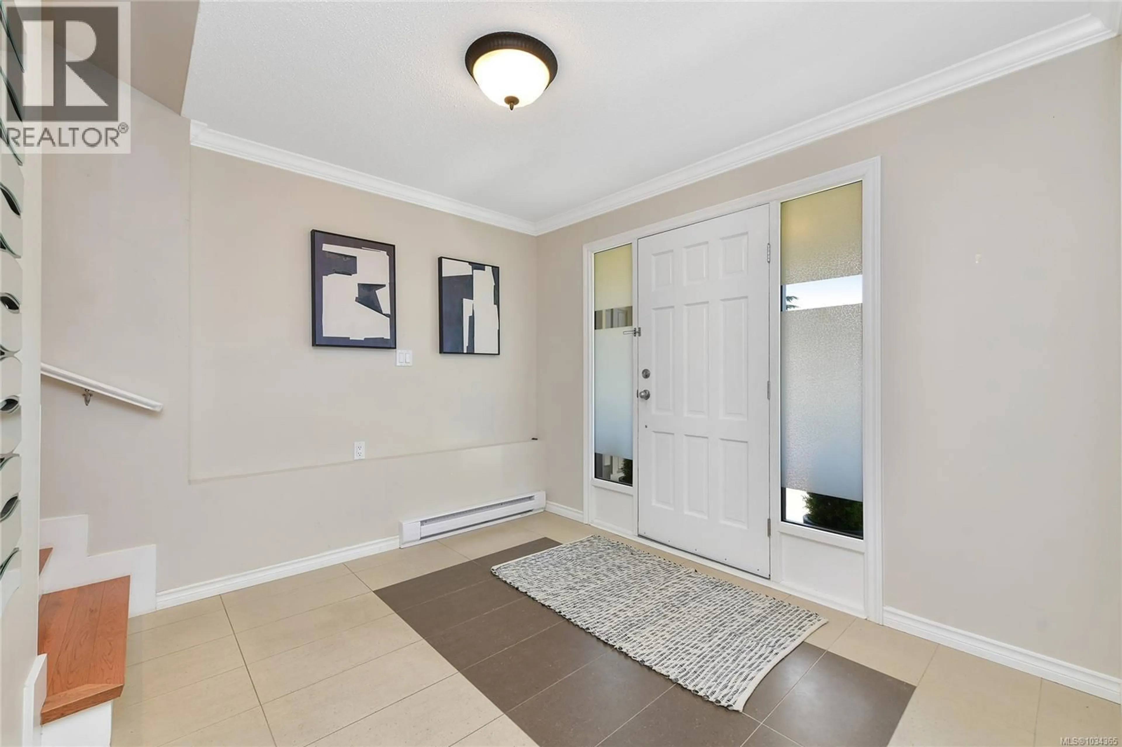 Indoor entryway for 1627 HYBURY PLACE, Saanich British Columbia V8N5L3