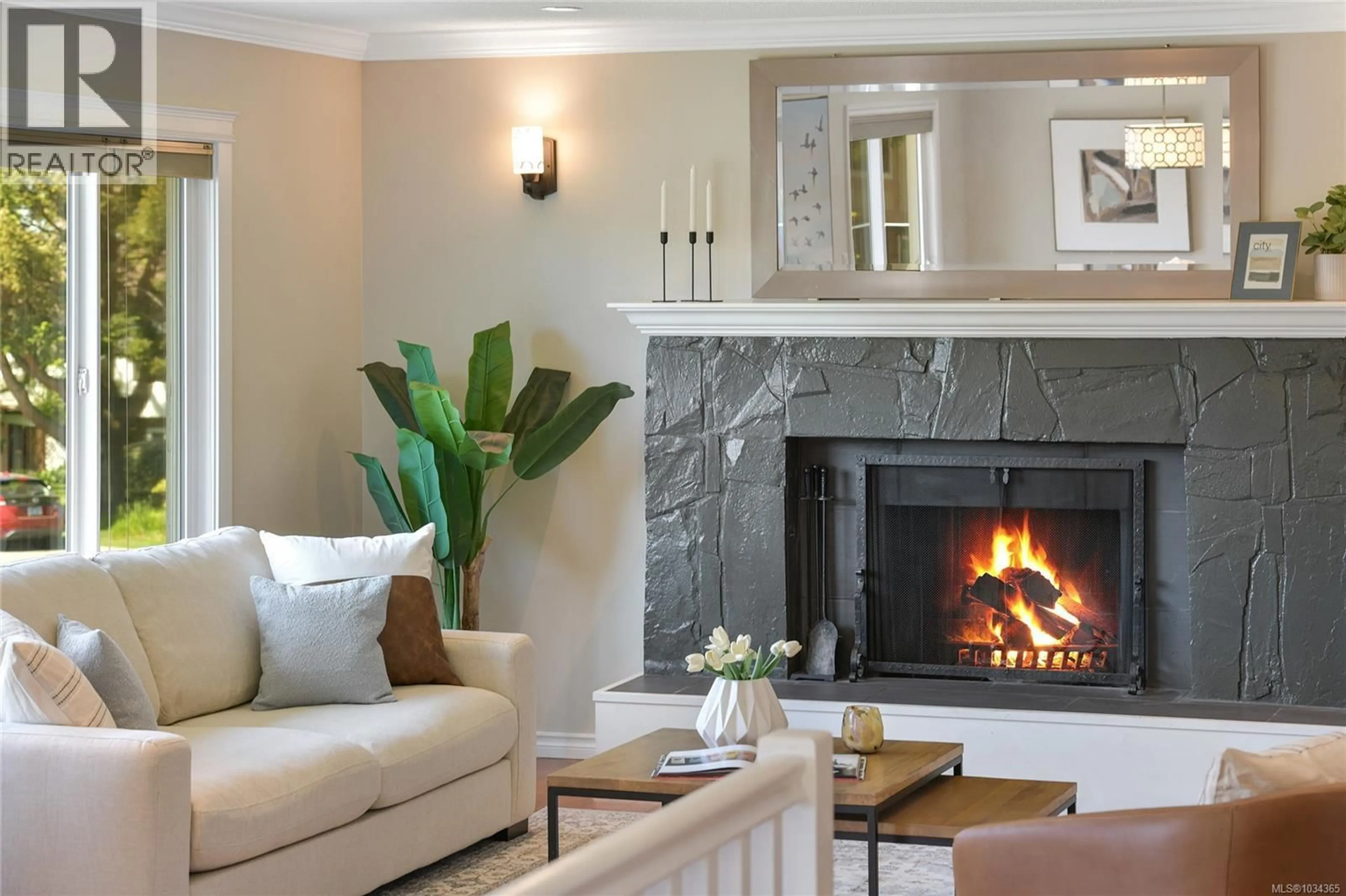 Living room with furniture, unknown for 1627 HYBURY PLACE, Saanich British Columbia V8N5L3
