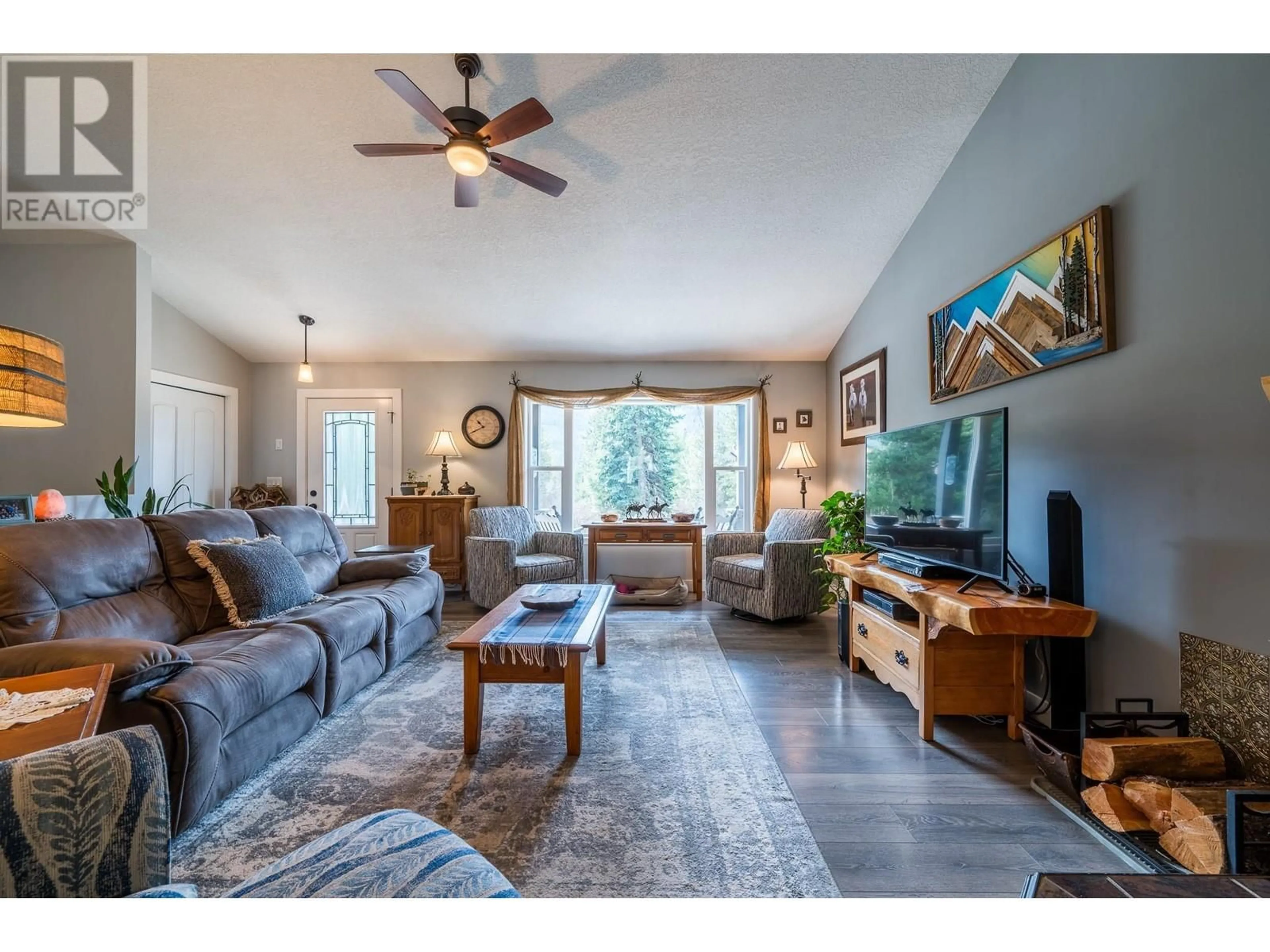Living room with furniture, unknown for 2825 BARRIERE LAKES ROAD, Barriere British Columbia V0E1E0