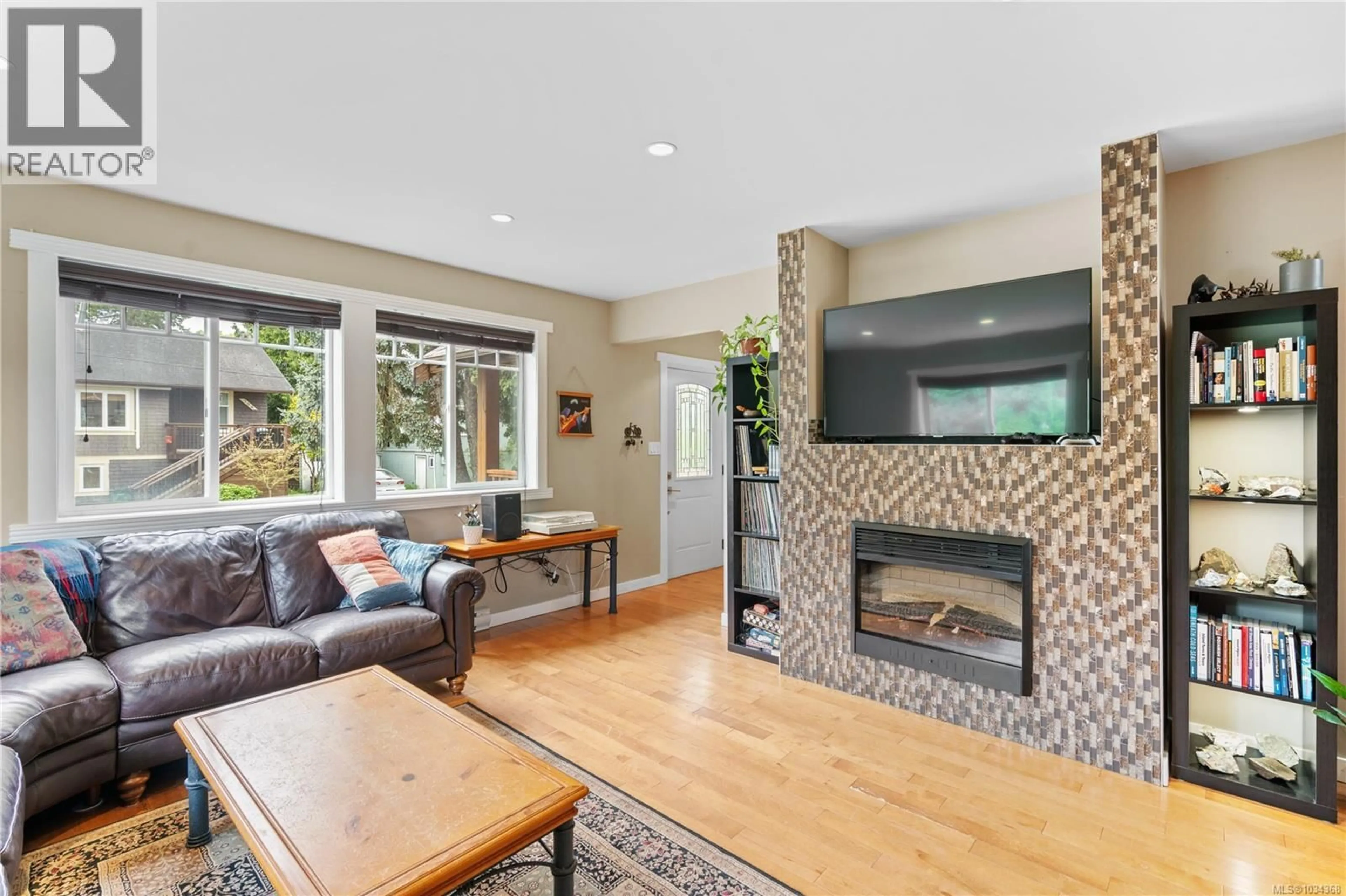 Living room with furniture, unknown for 167 LITTLE ELDON PLACE, Saanich British Columbia V8Z1E2