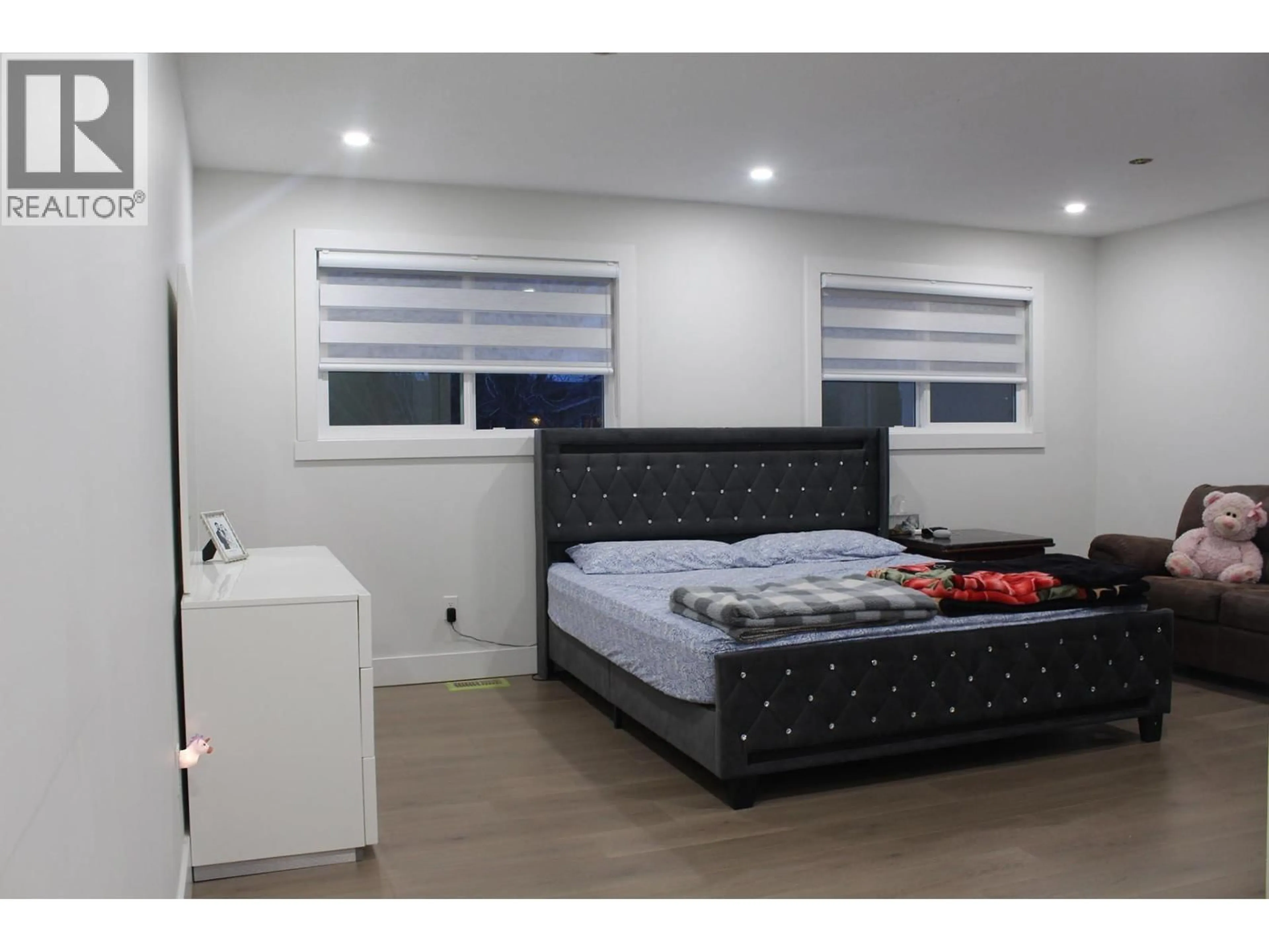 Bedroom with bed, wood/laminate floor for 320 FELIX ROAD, Kelowna British Columbia V1X2R2