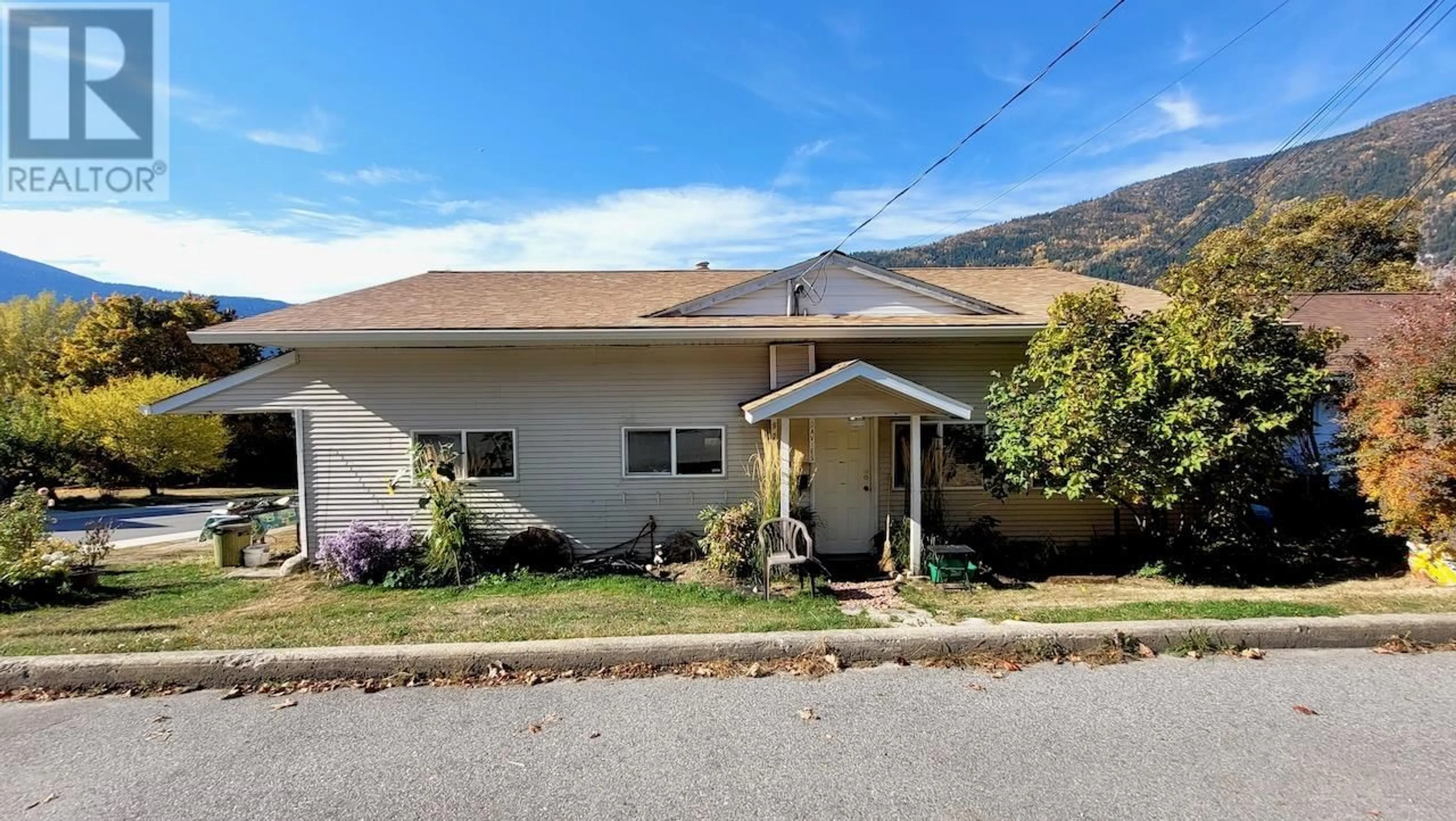 Home with vinyl exterior material, street for 921 DAVIES STREET, Nelson British Columbia V1L3T8