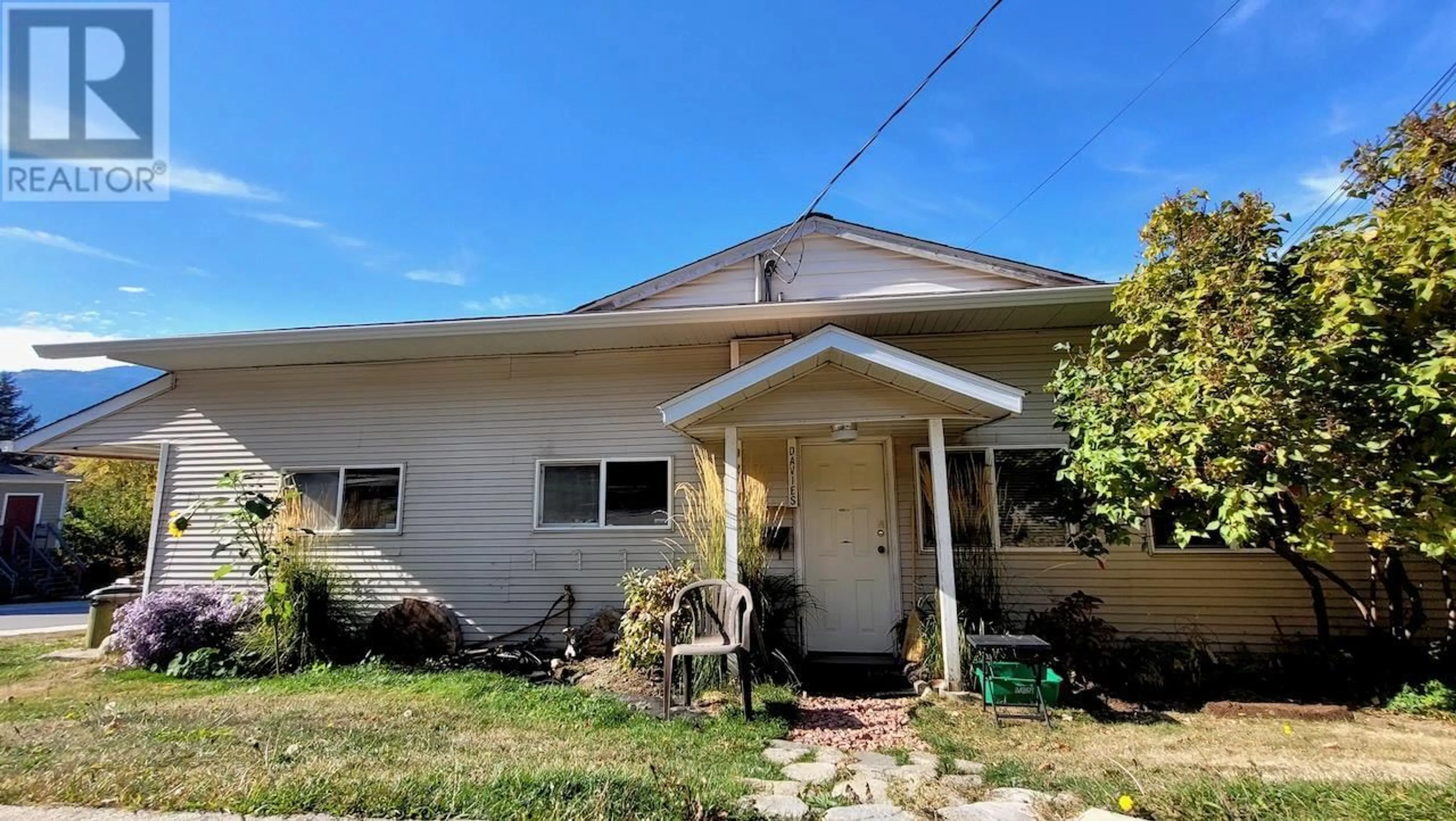 Home with vinyl exterior material, street for 921 DAVIES STREET, Nelson British Columbia V1L3T8