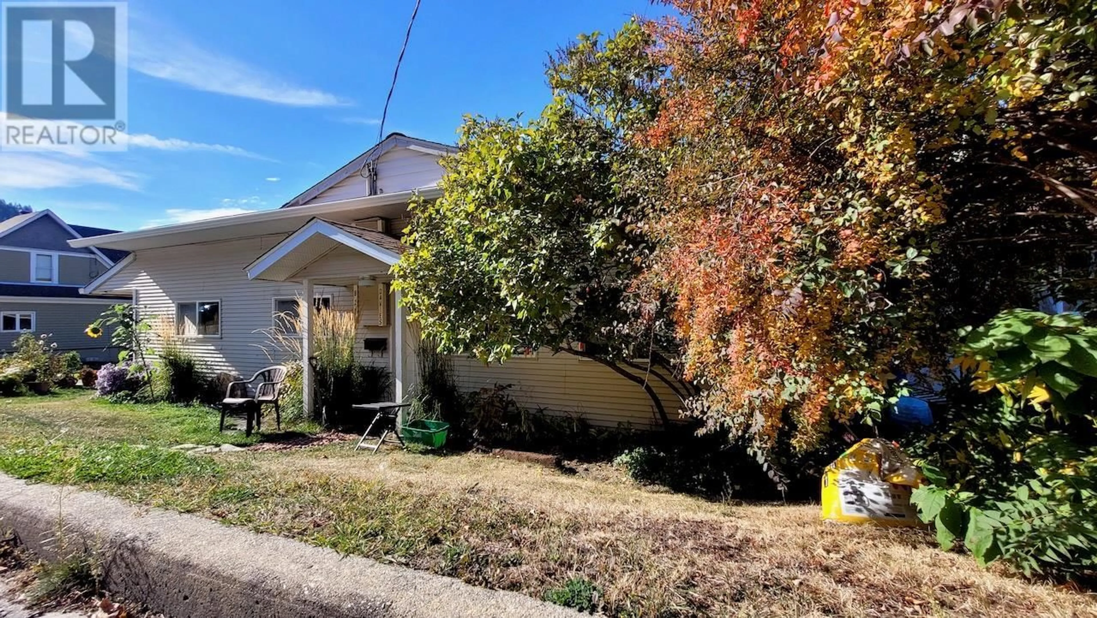 A pic from outside/outdoor area/front of a property/back of a property/a pic from drone, street for 921 DAVIES STREET, Nelson British Columbia V1L3T8