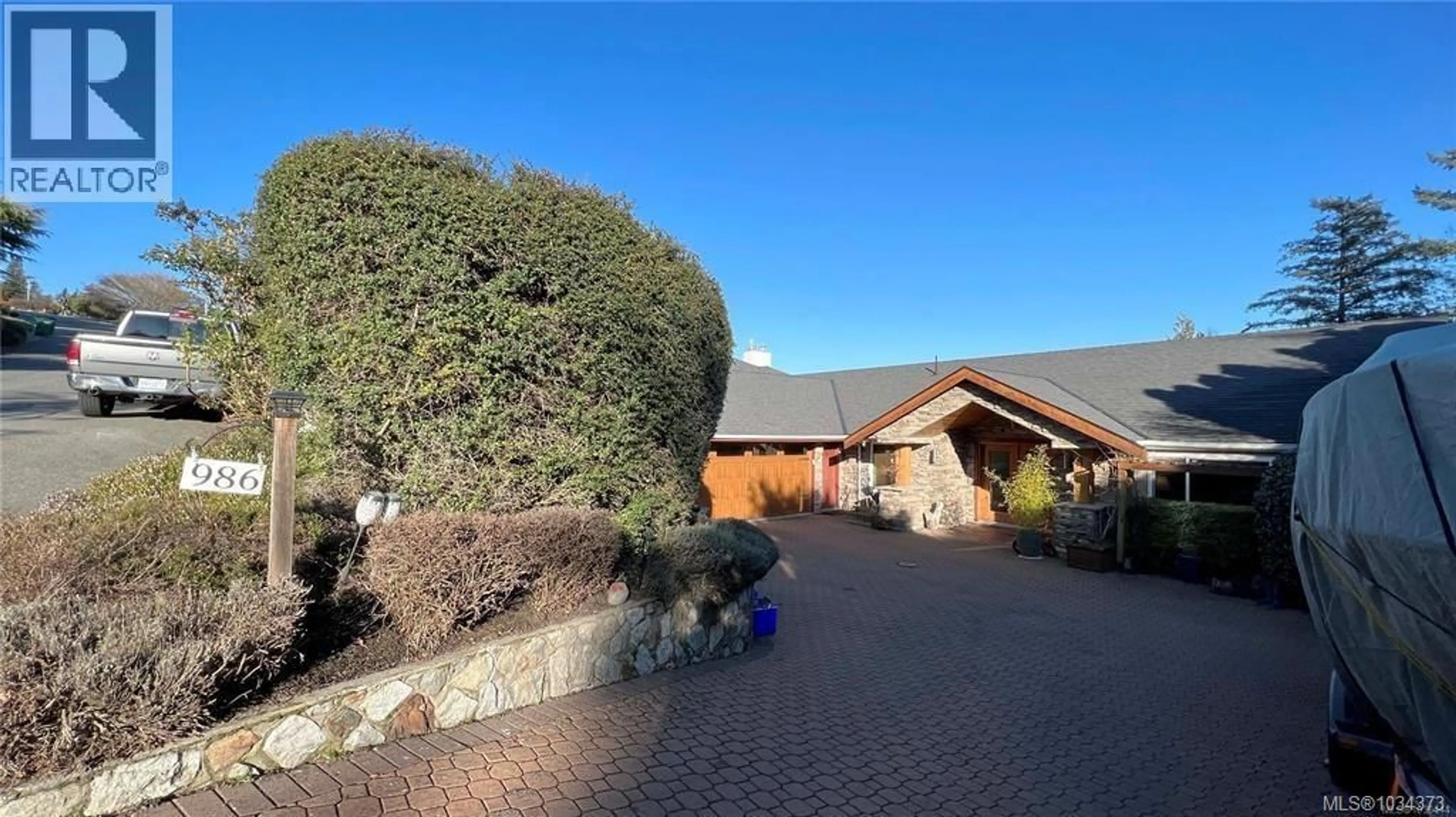 A pic from outside/outdoor area/front of a property/back of a property/a pic from drone, street for 986 SEAPEARL PLACE, Saanich British Columbia V8Y2X3